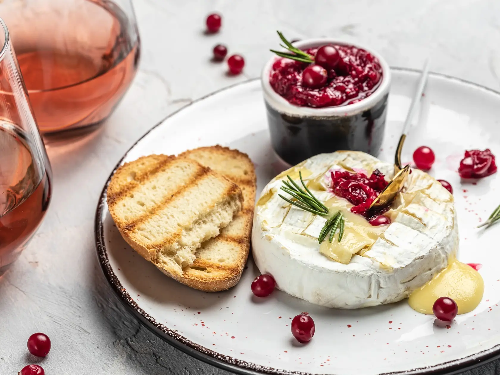 Grilovaný camembert s brusnicovou omáčkou.
