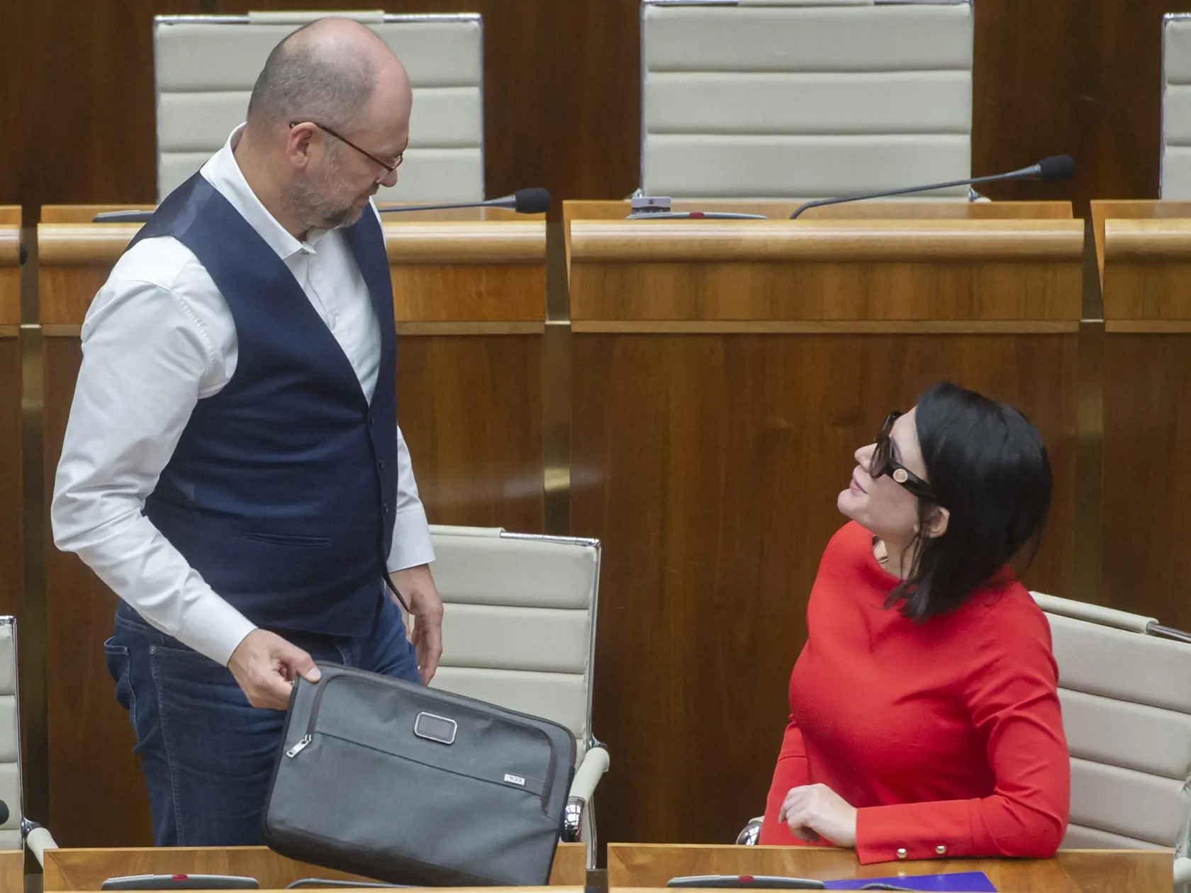 Na snímke podpredseda vlády SR a minister hospodárstva SR Richard Sulík a poslankyňa NR SR Jana Bittó Cigániková (obaja SaS)  počas 65. schôdze Národnej rady SR 4. mája 2022 v Bratislave.