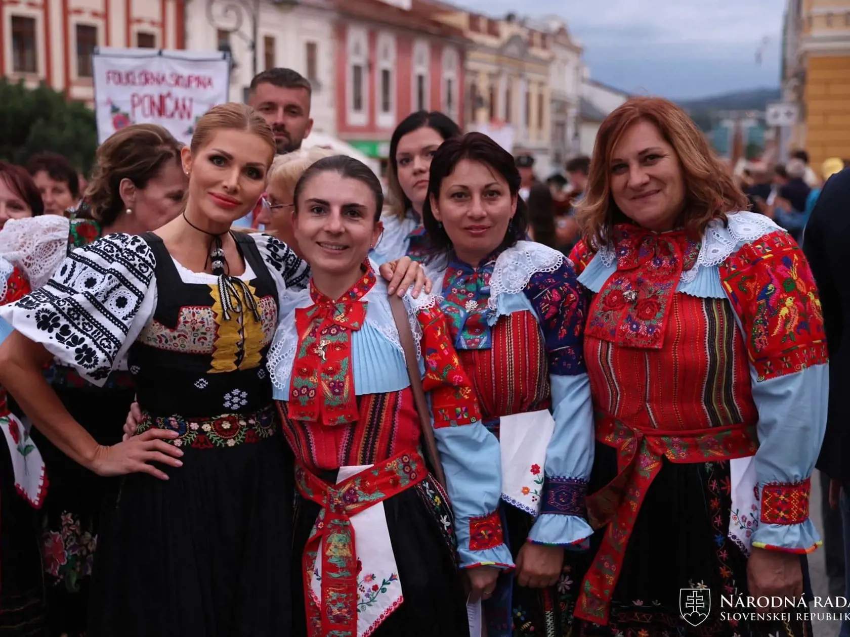 Poslankyňa Sme rodina Petra Krištúfková (vľavo) počas 5. ročníka Slovenského dňa kroja.