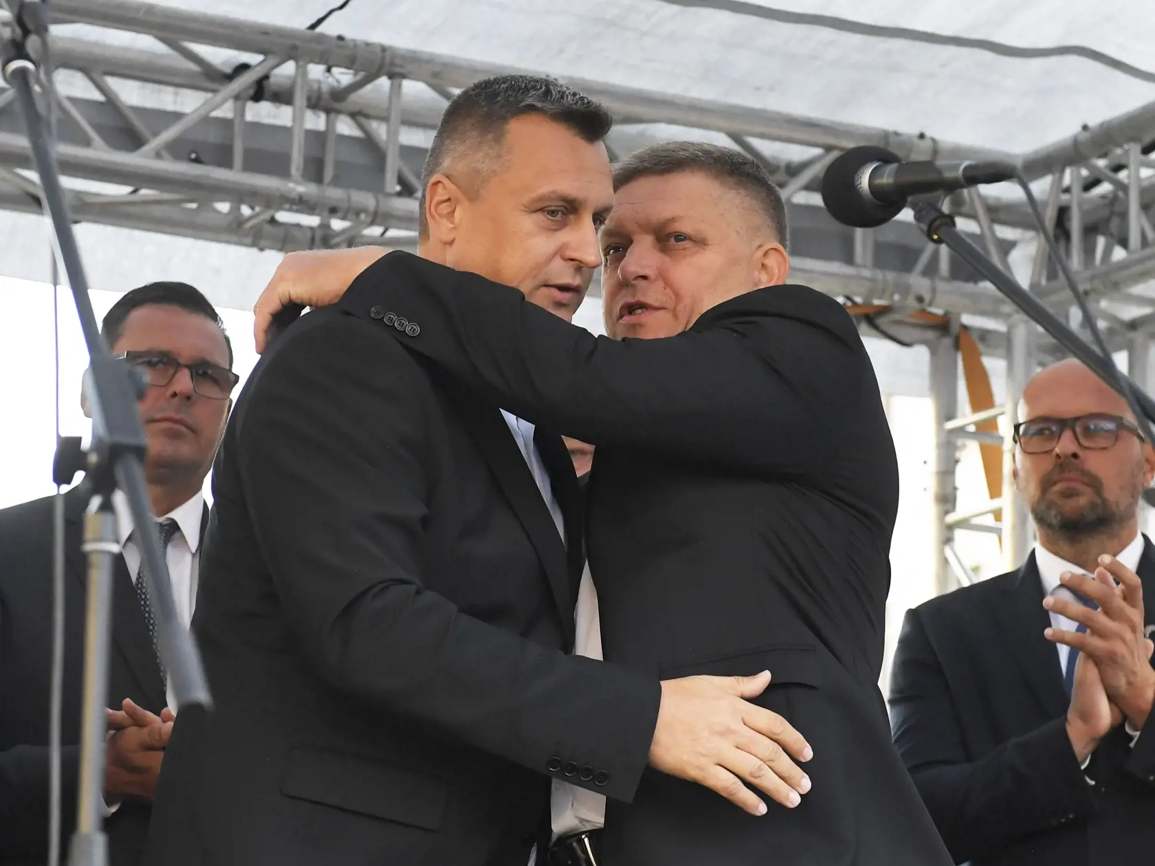 Na snímke zľava predseda SNS Andrej Danko a predseda strany Smer-SD Robert Fico počas príhovoru na protivládnom proteste na Hlavnej ulici v Košiciach 1. septembra 2022.