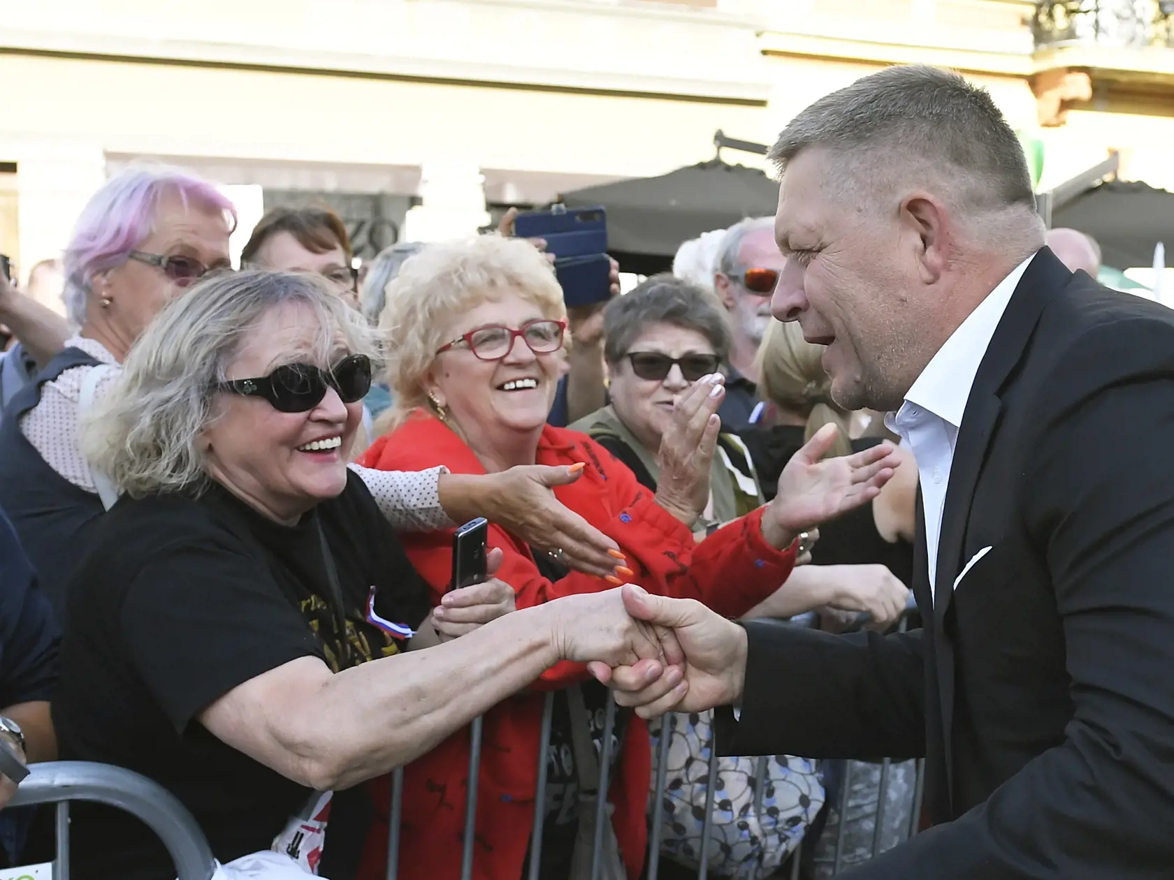Na snímke vpravo predseda strany Smer-SD Robert Fico na protivládnom proteste na Hlavnej ulici v Košiciach 1. septembra 2022.
