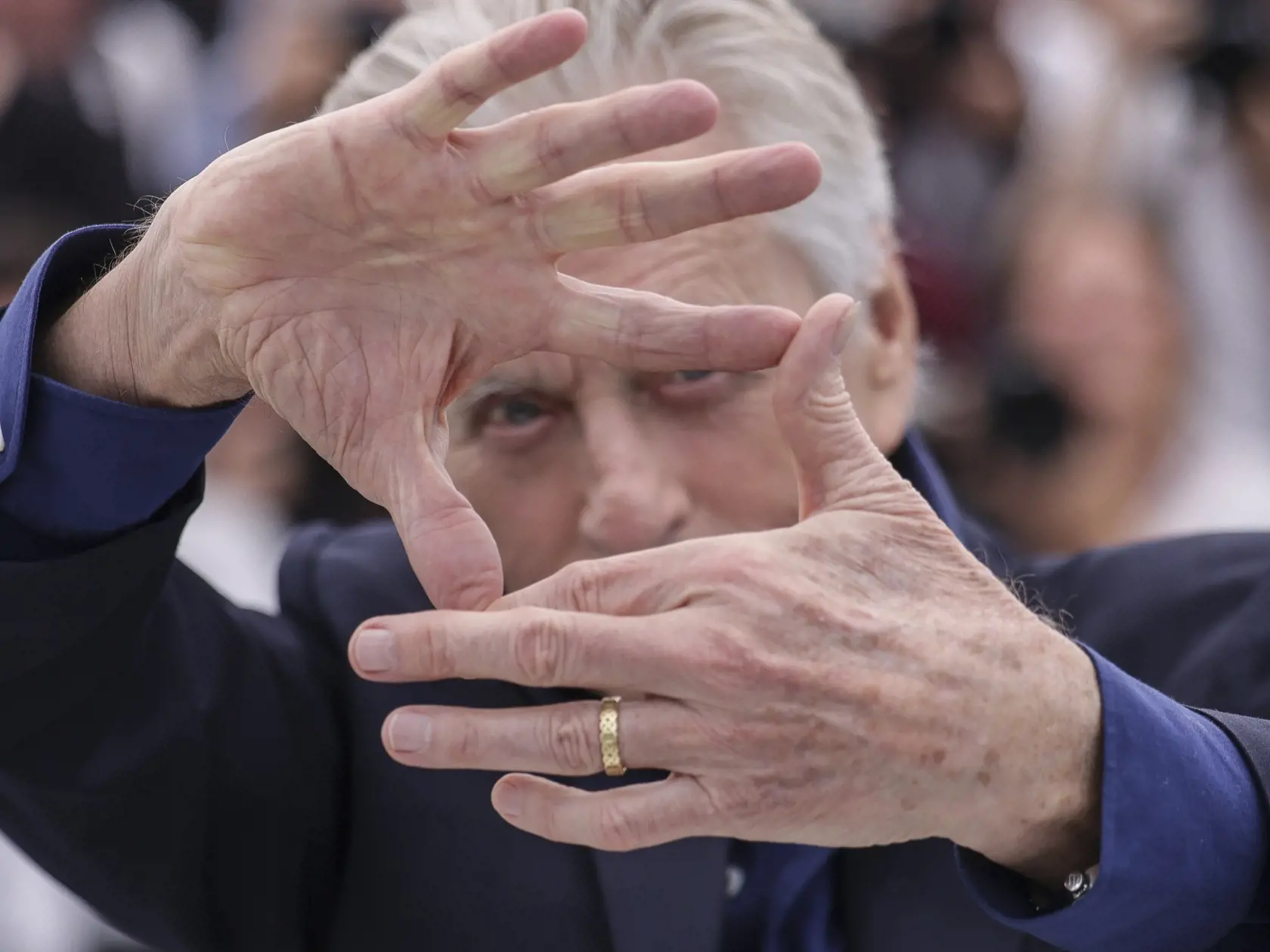 WA 51 Cannes - Americký herec Michael Douglas, ktorému udelia čestnú Zlatú palmu, prichádza na slávnostné otvorenie 76. ročníka Medzinárodného filmového festivalu v Cannes v utorok 16. mája 2023. Festival potrvá do 27. mája a jeho súčasťou je množstvo premiér vrátane nesúťažného filmu "Indiana Jones a Nástroj osudu". FOTO TASR/AP 

 
Michael Douglas poses for photographers at the photo call honoring him with a Palme d'Or at the 76th international film festival, Cannes, southern France, Tuesday, 