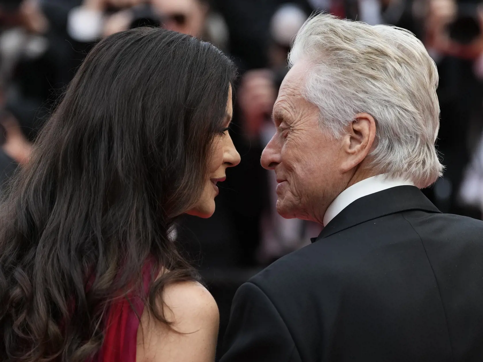 EBE 42 Cannes - Na snímke sprava waleská herečka Catherine Zeta-Jonesová a jej manžel a americký herec Michael Douglas počas príchodu na premiéru filmu Jeanne du Barry - Kráľova milenka, ktorý otvára 76. ročník medzinárodného filmového festivalu vo francúzskom letovisku v Cannes v utorok 16. mája 2023. FOTO TASR/AP



Catherine Zeta-Jones, left, and Michael Douglas pose for photographers upon arrival at the opening ceremony and the premiere of the film 'Jeanne du Barry' at the 76th international