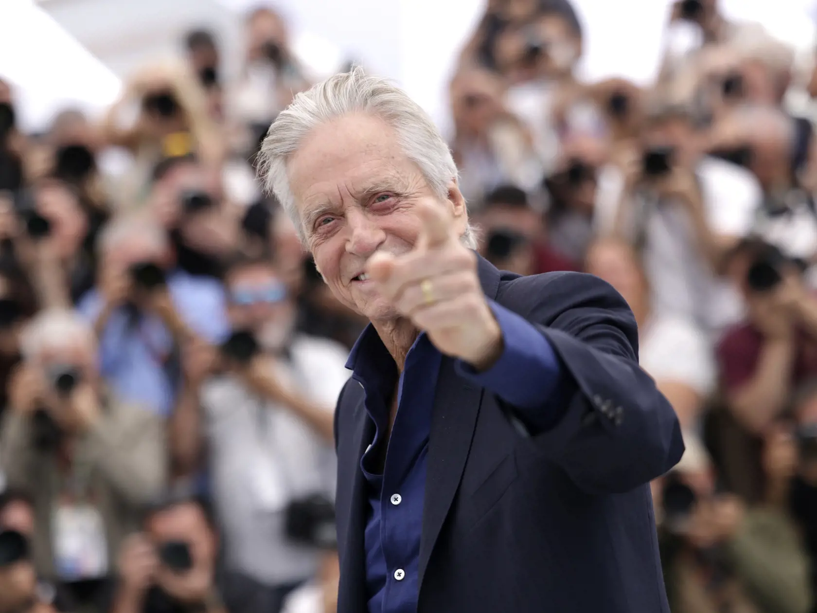 WA 50 Cannes - Americký herec Michael Douglas, ktorému udelia čestnú Zlatú palmu, prichádza na slávnostné otvorenie 76. ročníka Medzinárodného filmového festivalu v Cannes v utorok 16. mája 2023. Festival potrvá do 27. mája a jeho súčasťou je množstvo premiér vrátane nesúťažného filmu "Indiana Jones a Nástroj osudu". FOTO TASR/AP 

 
Michael Douglas poses for photographers at the photo call honoring him with a Palme d'Or at the 76th international film festival, Cannes, southern France, Tuesday, 