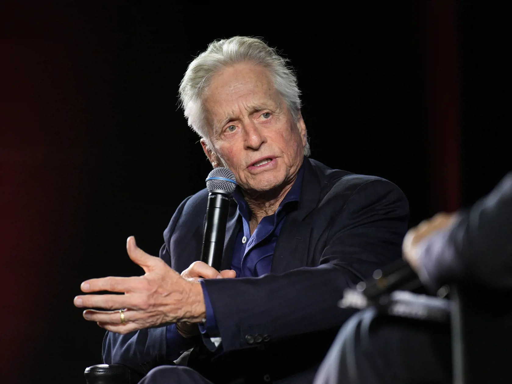 KK30 Cannes - Na snímke Michael Douglas na pódiu počas diskusie s verejnosťou na 76. ročníku Medzinárodného filmového festivalu v Cannes 17. mája 2023. FOTO TASR/AP

Michael Douglas onstage during a conversation event with the public at the 76th international film festival, Cannes, southern France, Wednesday, May 17, 2023. (AP Photo/Daniel Cole)