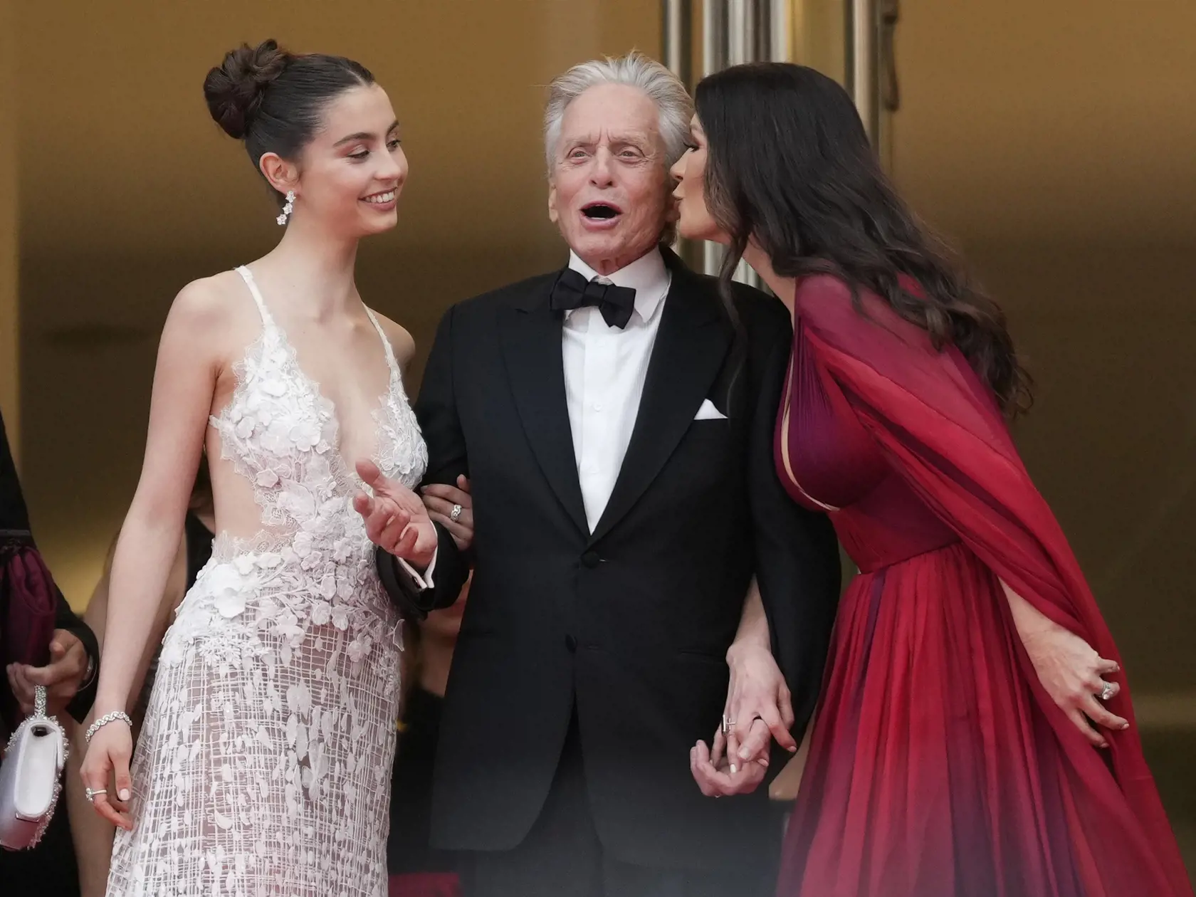 EBE 41 Cannes - Na snímke sprava waleská herečka Catherine Zeta-Jones, americký herec Michael Douglas a ich dcéra Carys Zeta Douglas počas príchodu na premiéru filmu Jeanne du Barry - Kráľova milenka, ktorý otvára 76. ročník medzinárodného filmového festivalu vo francúzskom letovisku v Cannes v utorok 16. mája 2023. FOTO TASR/AP



Carys Zeta Douglas, from left, Michael Douglas and Catherine Zeta-Jones pose for photographers upon arrival at the opening ceremony and the premiere of the film 'Jean