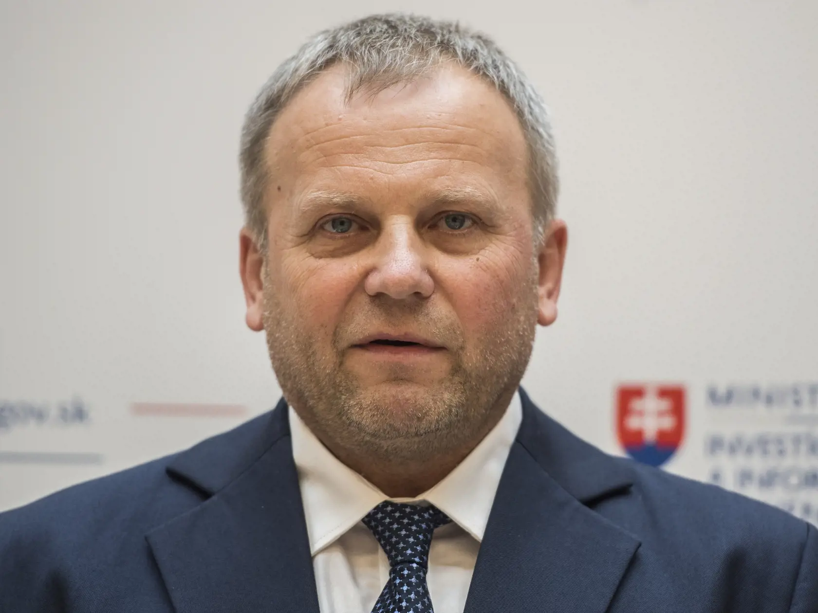 „Nevnímam v pléne iniciatívy o to, aby výbor viedol niekto iný. Ak sa tak stane, bude nová voľba, odovzdám agendu nástupcovi bez problémov,“ hovorí Vladimír Ledecký. Podľa jeho slov výbor pre sociálne veci je funkčný, vládne v ňom vecná a konštruktívna atmosféra.