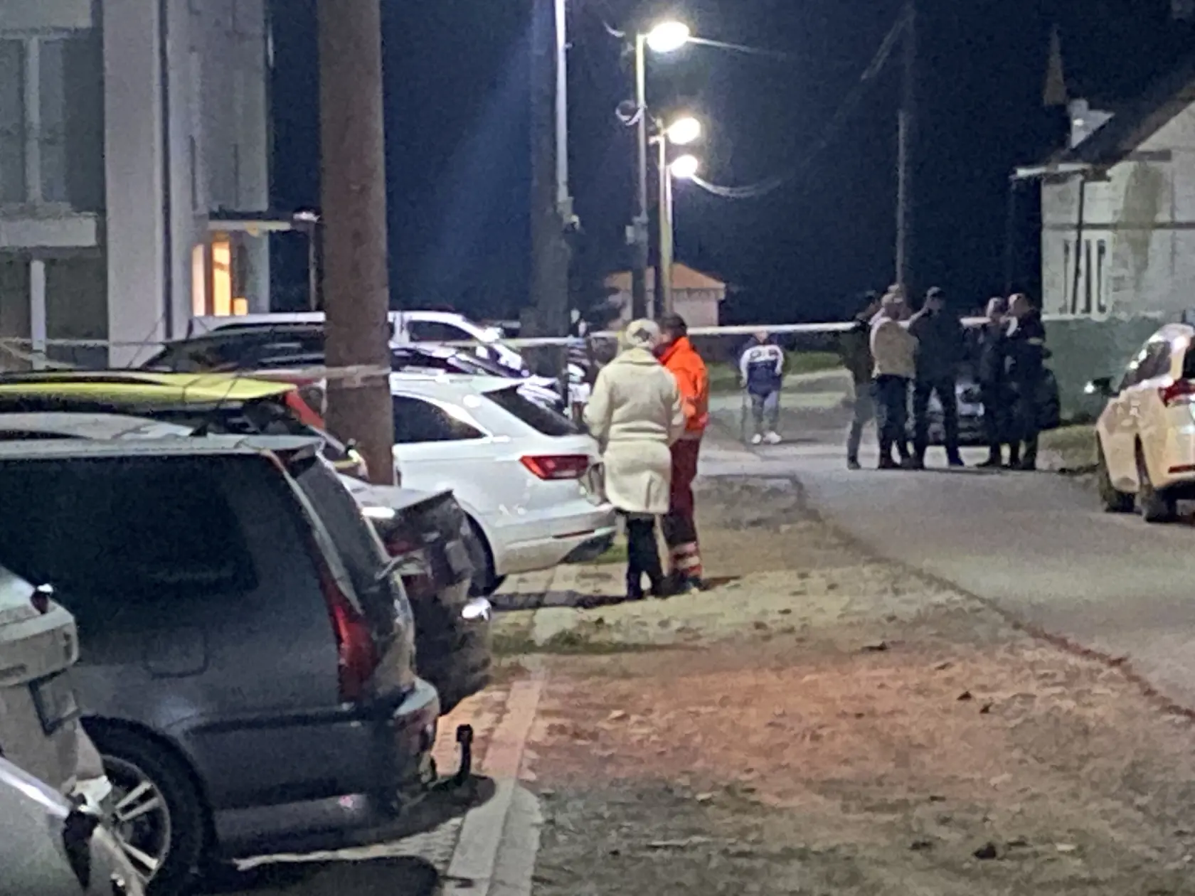 Ulica hrôzy. V Rokytove pri Bardejove, v prvom bytovom dome vľavo na fotografii, na prízemí, policajt zastrelil iba mesačné bábätko a potom zbraň obrátil proti sebe. 