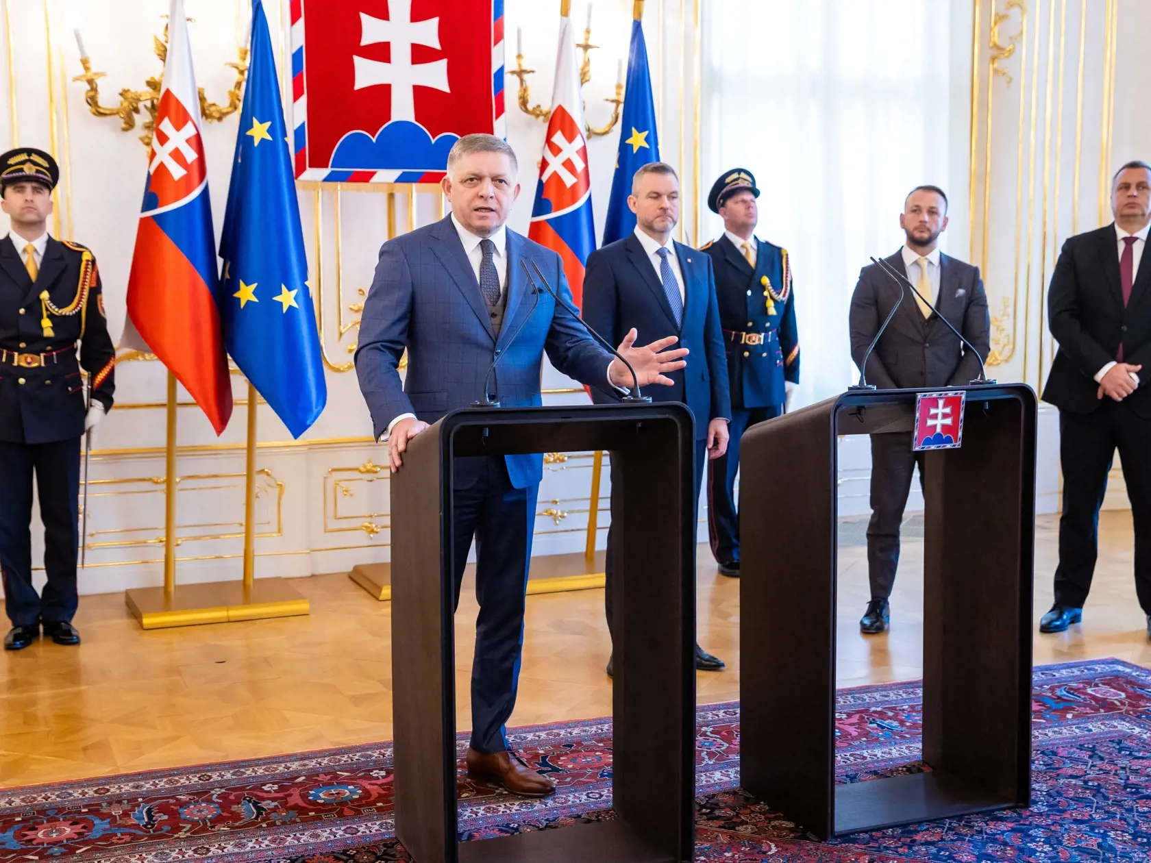 Stretnutie politických strán k zahraničnopolitickej orientácii Slovenska s prezidentom SR v prezidentskom paláci. Na snímke je zľava predseda vlády SR Robert Fico, prezident SR Peter Pellegrini, minister vnútra Matúš Šutaj Eštok a Andrej Danko.