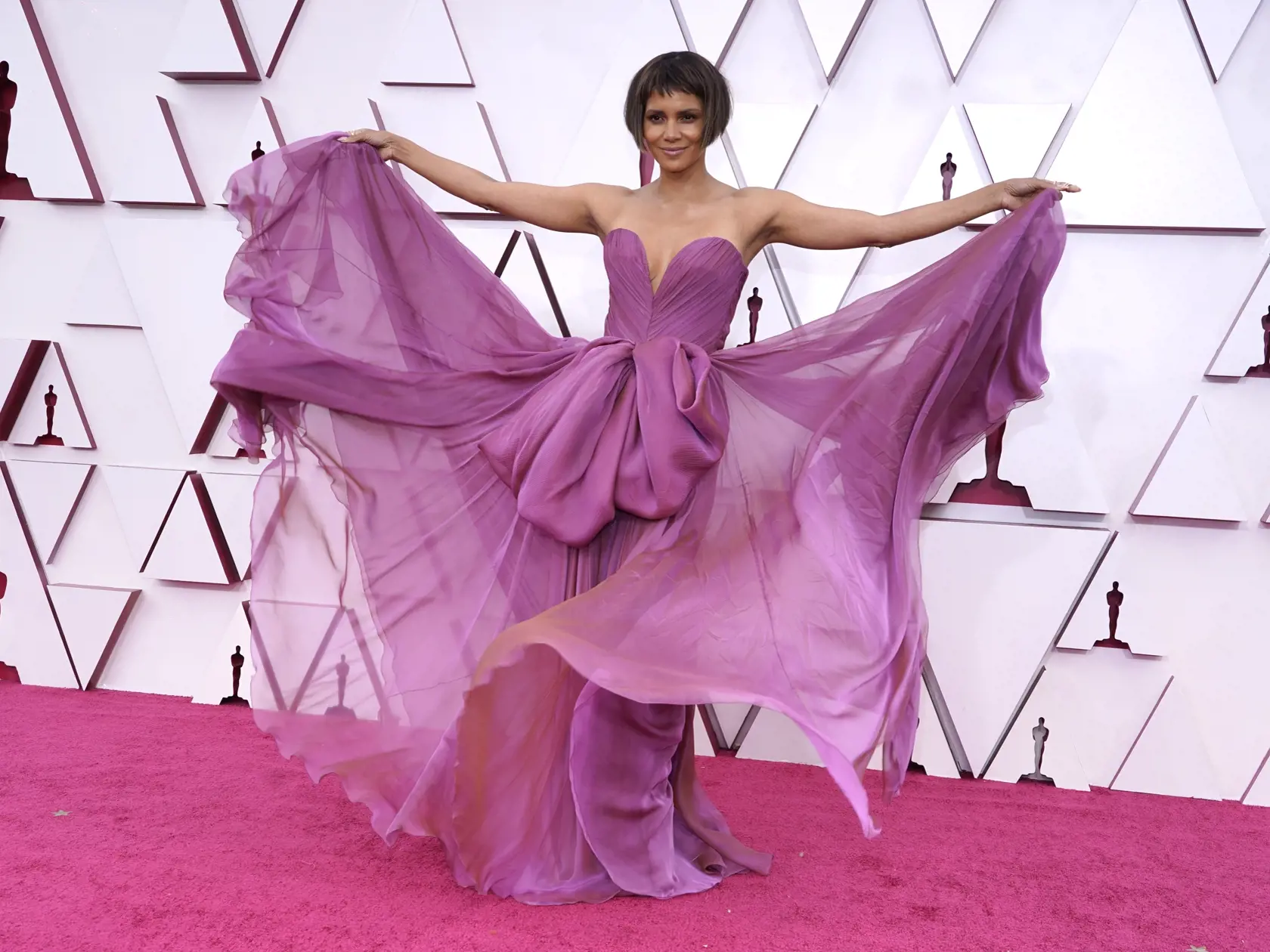 KK49 Los Angeles - Halle Berryová prichádza na 93. ročník udeľovania filmových cien Oscar 25. apríla 2021 na železničnej stanici Union Station v Los Angeles. FOTO TASR/AP
Halle Berry arrives at the Oscars on Sunday, April 25, 2021, at Union Station in Los Angeles. (AP Photo/Chris Pizzello, Pool)