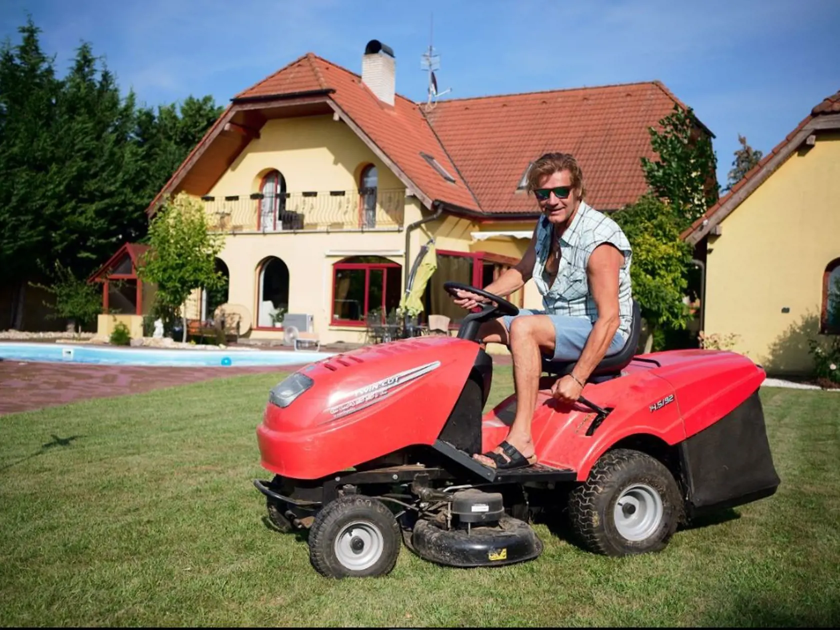 Spevák sa o svoj veľký trávnik príkladne stará.