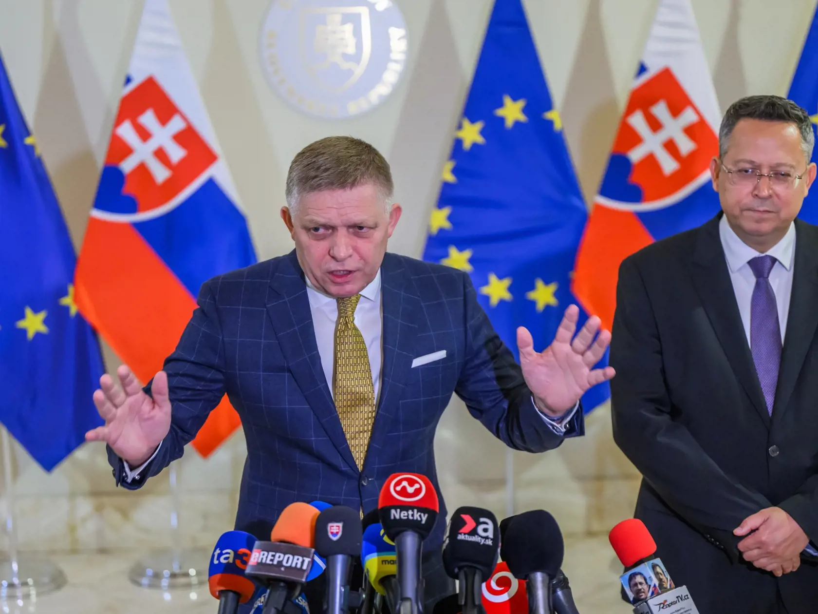 Na snímke zľava premiér Robert Fico a minister financií Ladislav Kamenický (obaja Smer-SD) sa účastnia na tlačovej konferencii po rokovaní s predsedami opozičných strán a predstaviteľmi Ministerstva financií SR o konsolidácii na Úrade vlády SR v Bratislave v utorok 24. septembra 2024. Opozičné strany KDH a Progresívne Slovensko (PS) pozvanie predsedu vlády na rokovanie o konsolidačných opatreniach prijali, Sloboda a Solidarita (SaS) ho odmietla. FOTO TASR - Jaroslav Novák