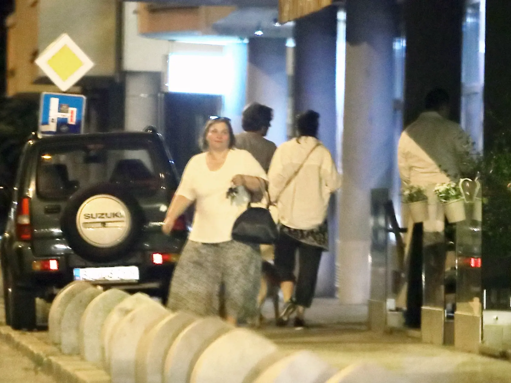 Na snímke paparazzi Zuzana Fialová a Shooty na Žilinskej ulici. 

