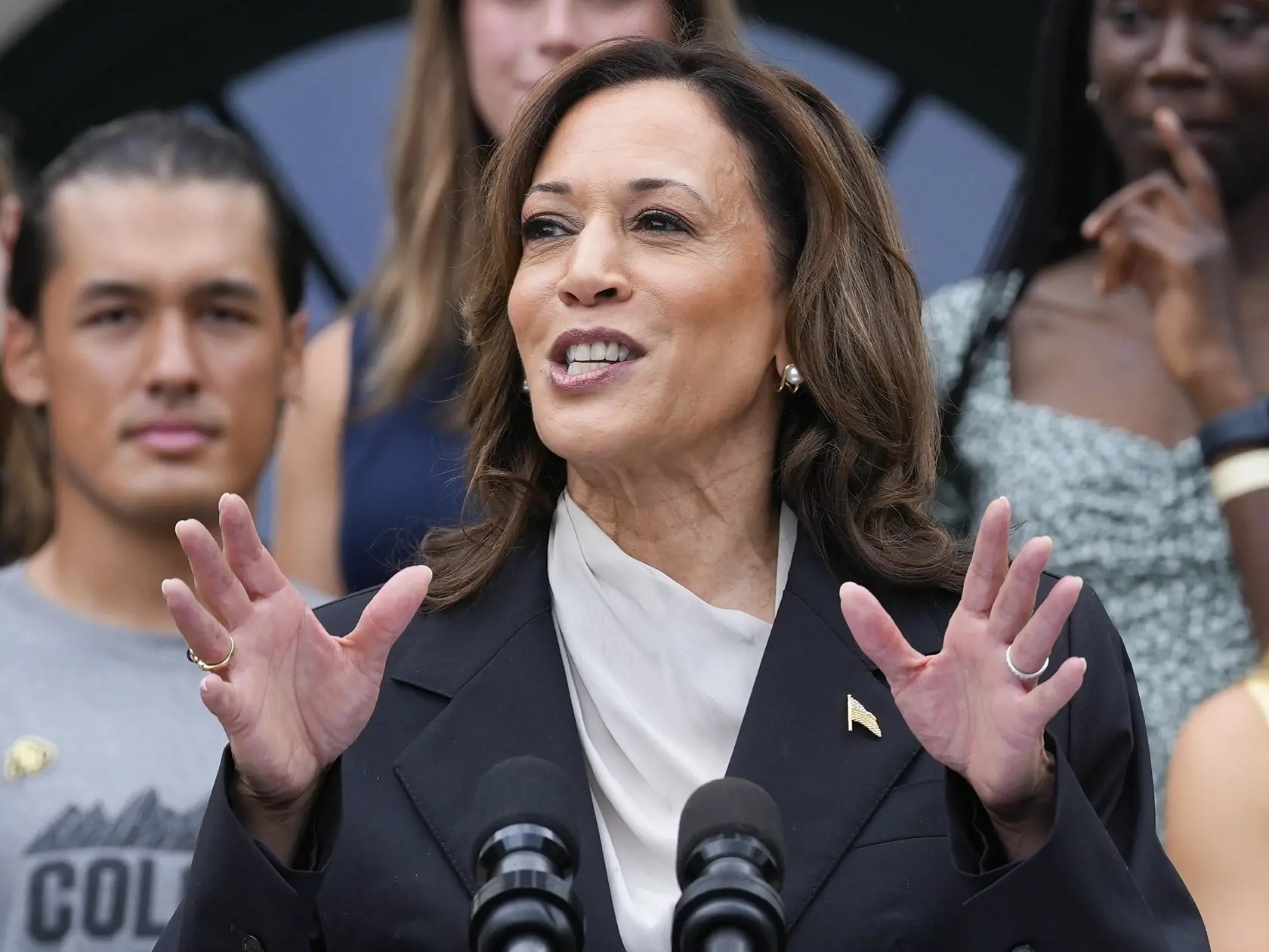WA 27 Washington - Americká viceprezidentka Kamala Harrisová gestikuluje na stretnutí s univerzitnými športovcami, ktoré sa koná v Bielom dome vo Washingtone v pondelok 22. júla 2024. Dosiahnuté výsledky amerického prezidenta Joea Bidena nemajú v modernej histórii Spojených štátov obdobu. V pondelok to vyhlásila viceprezidentka USA Kamala Harrisová, ktorú Biden podporil ako nominantku Demokratickej strany do tohtoročných prezidentských volieb. Harrisová sa takto vyjadrila počas svojho prvého ver