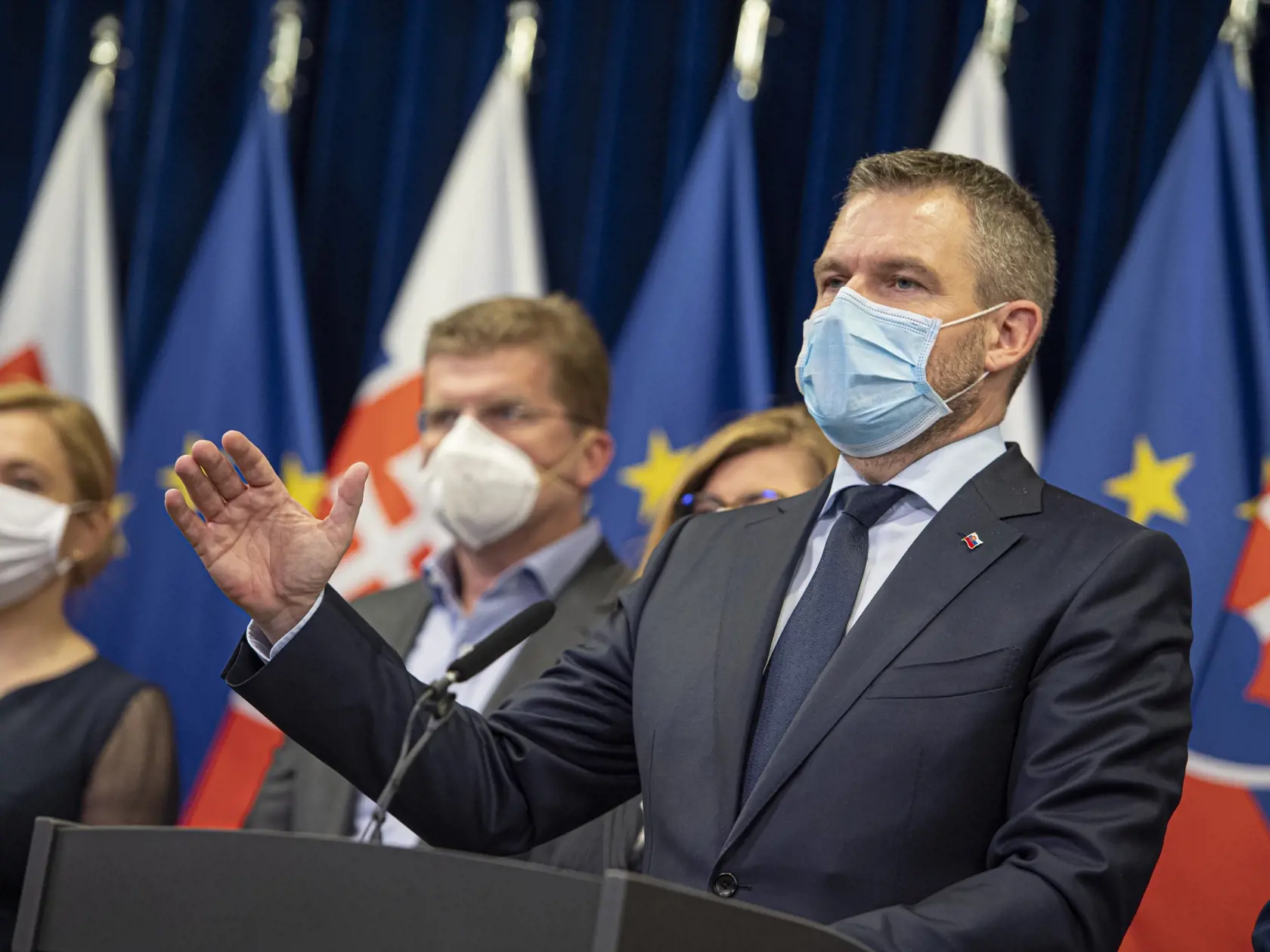 Na snímke vpravo predseda vlády SR Peter Pellegrini na tlačovej konferencii po mimoriadnom rokovaní vlády SR v Bratislave 15. marca 2020. Na Slovensku pribudlo v nedeľu celkovo 17 prípadov ochorenia COVID-19. Spolu tak evidujeme 61 prípadov. FOTO TASR - Michal Svítok