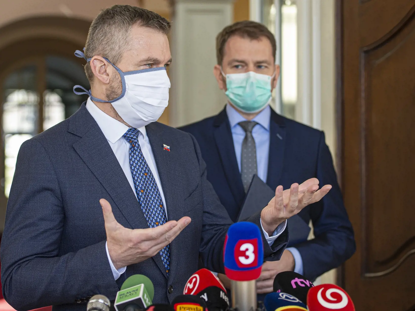 Na snímke zľava predseda vlády SR Peter Pellegrini a  predseda hnutia OĽaNO Igor Matovič hovoria s novinármi po stretnutí s prezidentkou SR Zuzanou Čaputovou k aktuálnym témam. Ustanovujúca schôdza Národnej rady (NR) SR bude v piatok 20. marca. Dosluhujúca vláda vtedy podá demisiu, novú vládu vymenuje prezidentka SR Zuzana Čaputová v sobotu (21. 3.). Informovala o tom prezidentka Čaputová po pondelkovom stretnutí s dosluhujúcim premiérom Petrom Pellegrinim (Smer-SD) a lídrom OĽaNO Igorom Matovič