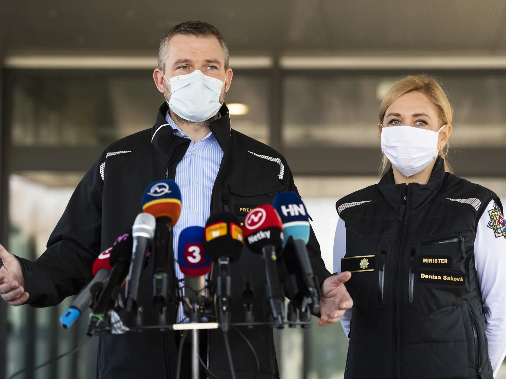Na snímke ministerka vnútra SR Denisa Saková a predseda vlády SR Peter Pellegrini počas brífingu po prílete lietadla so zdravotníckym materiálom z Číny, na letisku M. R. Štefánika v Bratislave 19. marca 2020. FOTO TASR - Jaroslav Novák