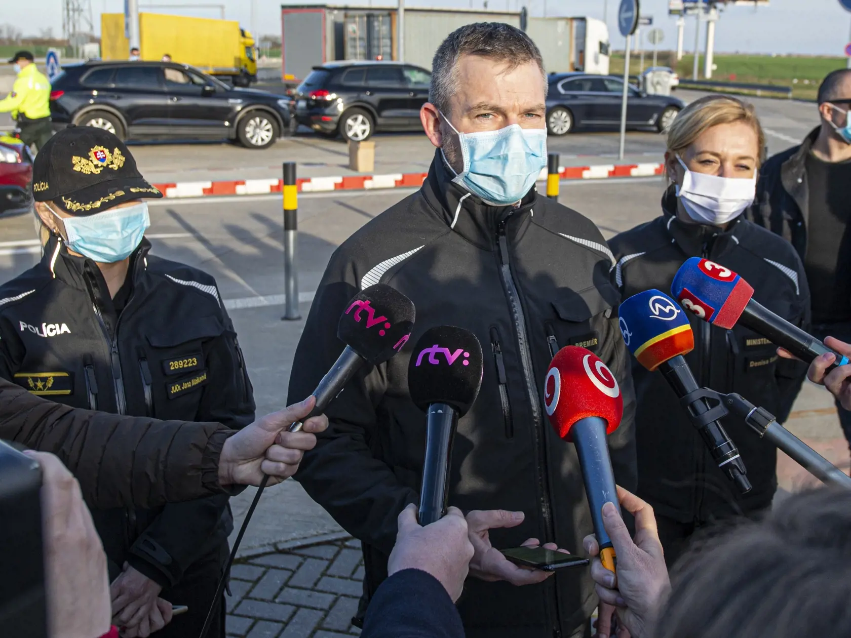 Na snímke sprava ministerka vnútra SR Denisa Saková a predseda vlády SR Peter Pellegrini počas kontroly na hranici Slovenska a Rakúska pri Kitsee v súvislosti so šírením nákazy vírusom COVID-19. Bratislava, 14. marca 2020. FOTO TASR - Michal Svítok