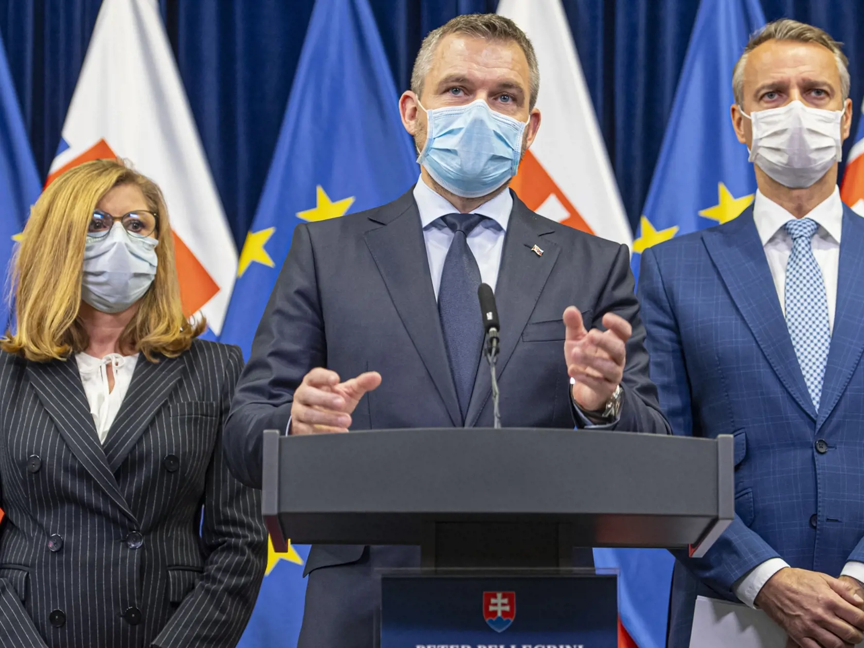 Na snímke uprostred predseda vlády SR Peter Pellegrini, vľavo ministerka pôdohospodárstva a rozvoja vidieka SR Gabriela Matečná a vpravo podpredseda vlády SR pre investície a informatizáciu Richard Raši na tlačovej konferencii po mimoriadnom rokovaní vlády SR v Bratislave 15. marca 2020. Na Slovensku pribudlo v nedeľu celkovo 17 prípadov ochorenia COVID-19. Spolu tak evidujeme 61 prípadov. FOTO TASR - Michal Svítok
