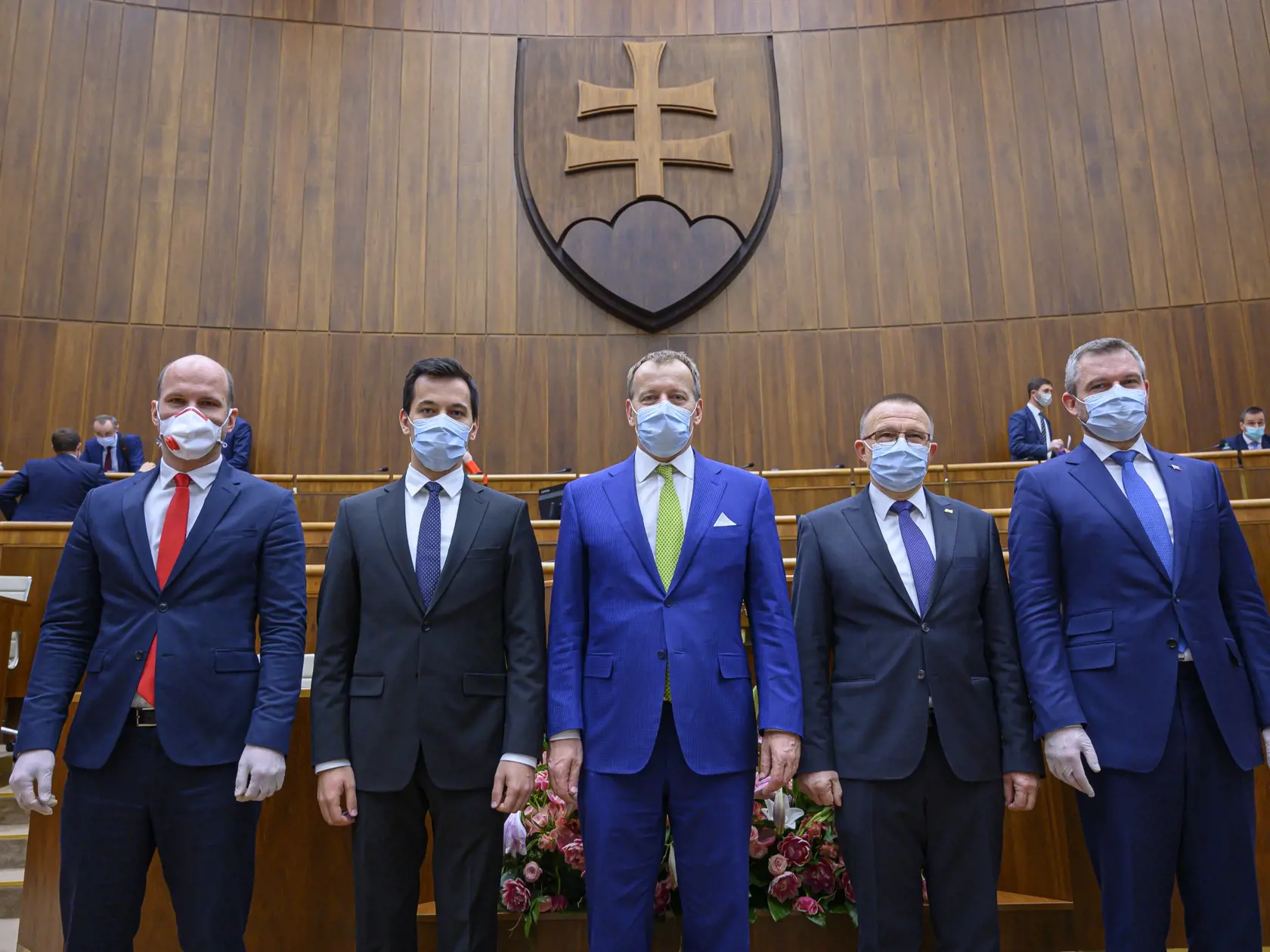 Poslanci si zvolili v tajnom hlasovaní zvyšných dvoch podpredsedov Národnej rady (NR) SR, ktorými sa stali Milan Laurenčík (SaS) a Peter Pellegrini (Smer-SD) počas druhej schôdze parlamentu v utorok 24. marca 2020. Na snímke sprava podpredsedovia NR SR Peter Pellegrini (Smer-SD), Milan Laurenčík (SaS), predseda parlamentu Boris Kollár (Sme rodina), podpredsedovia NR SR Juraj Šeliga (Za ľudí) a Gábor Grendela (OĽaNO). FOTO TASR - Michal Svítok  