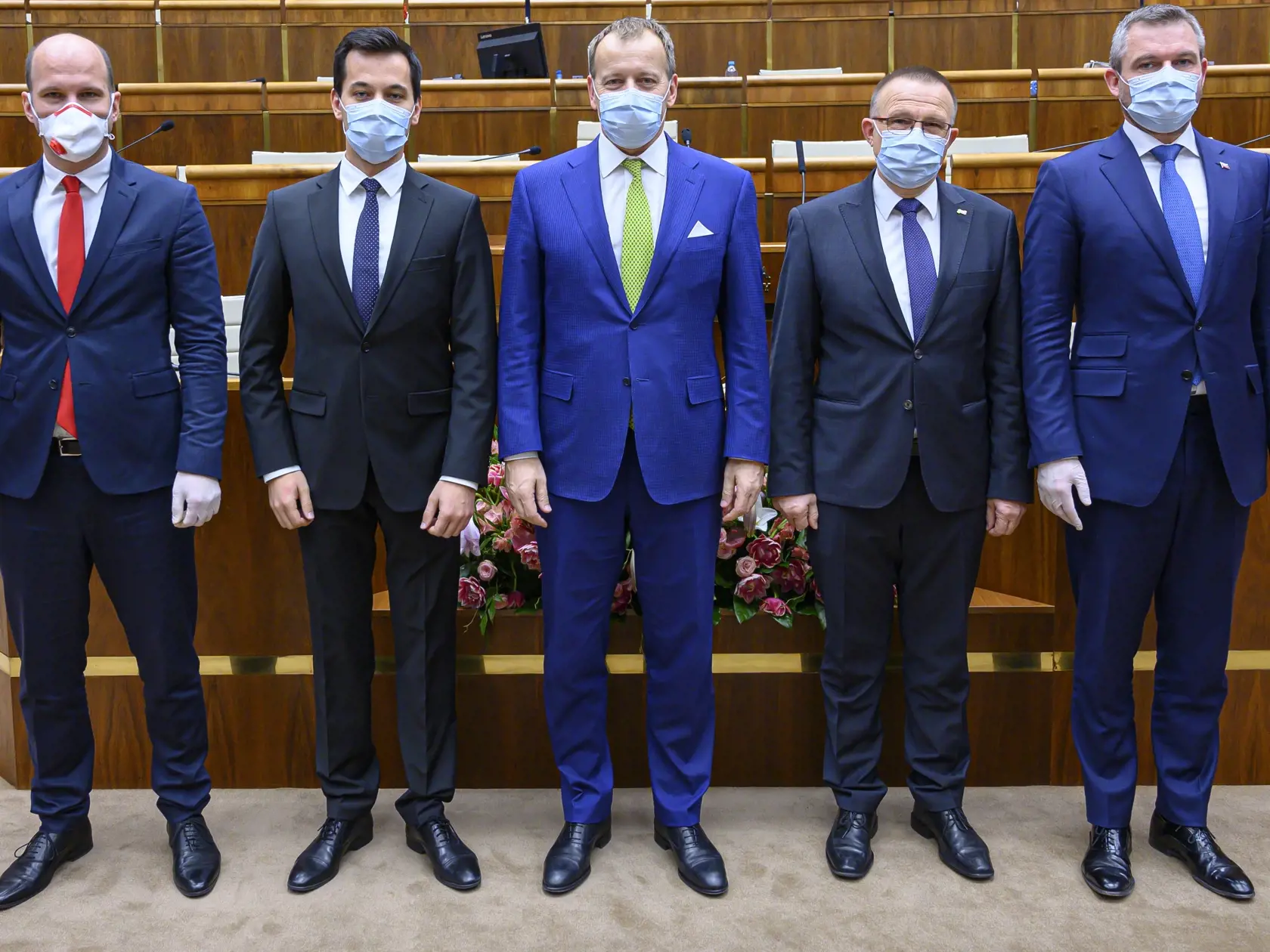 Poslanci si zvolili v tajnom hlasovaní zvyšných dvoch podpredsedov Národnej rady (NR) SR, ktorými sa stali Milan Laurenčík (SaS) a Peter Pellegrini (Smer-SD) počas druhej schôdze parlamentu v utorok 24. marca 2020. Na snímke sprava podpredsedovia NR SR Peter Pellegrini (Smer-SD), Milan Laurenčík (SaS), predseda parlamentu Boris Kollár (Sme rodina), podpredsedovia NR SR Juraj Šeliga (Za ľudí) a Gábor Grendela (OĽaNO). FOTO TASR - Michal Svítok  