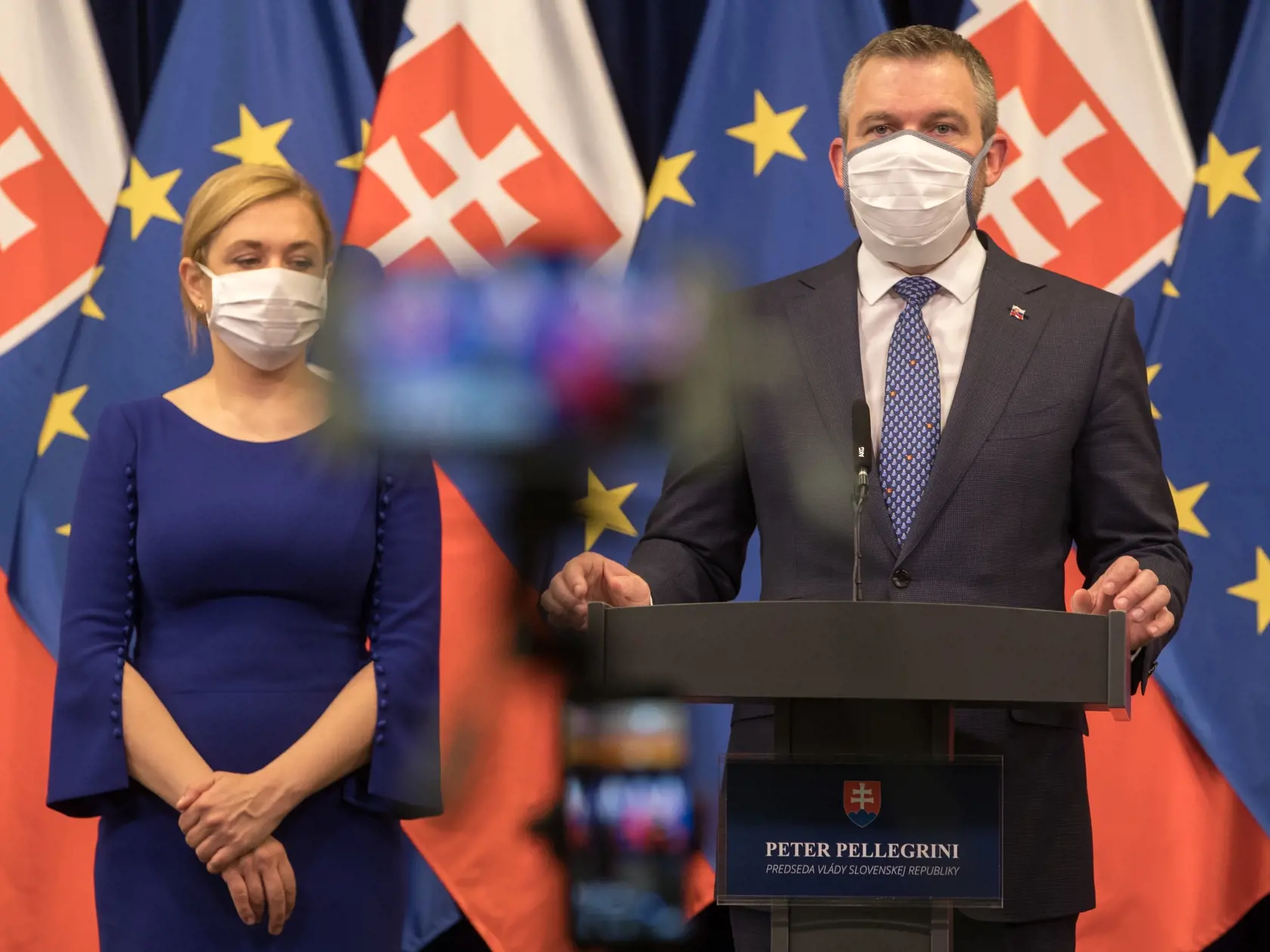 Zasadnutie krízového štábu na Ůrade Vlády SR. Na snímke je ministerka vnútra Denisa Saková a premiér Peter Pellegrini.