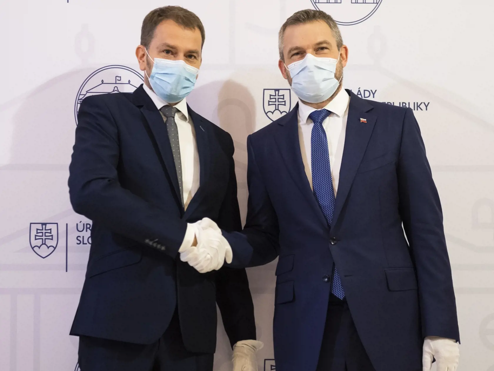 Na snímke zľava novovymenovaný predseda vlády SR Igor Matovič preberá úrad od expremiéra SR Petra Pellegriniho na Úrade vlády SR v Bratislave 21. marca 2020. FOTO TASR - Jaroslav Novák