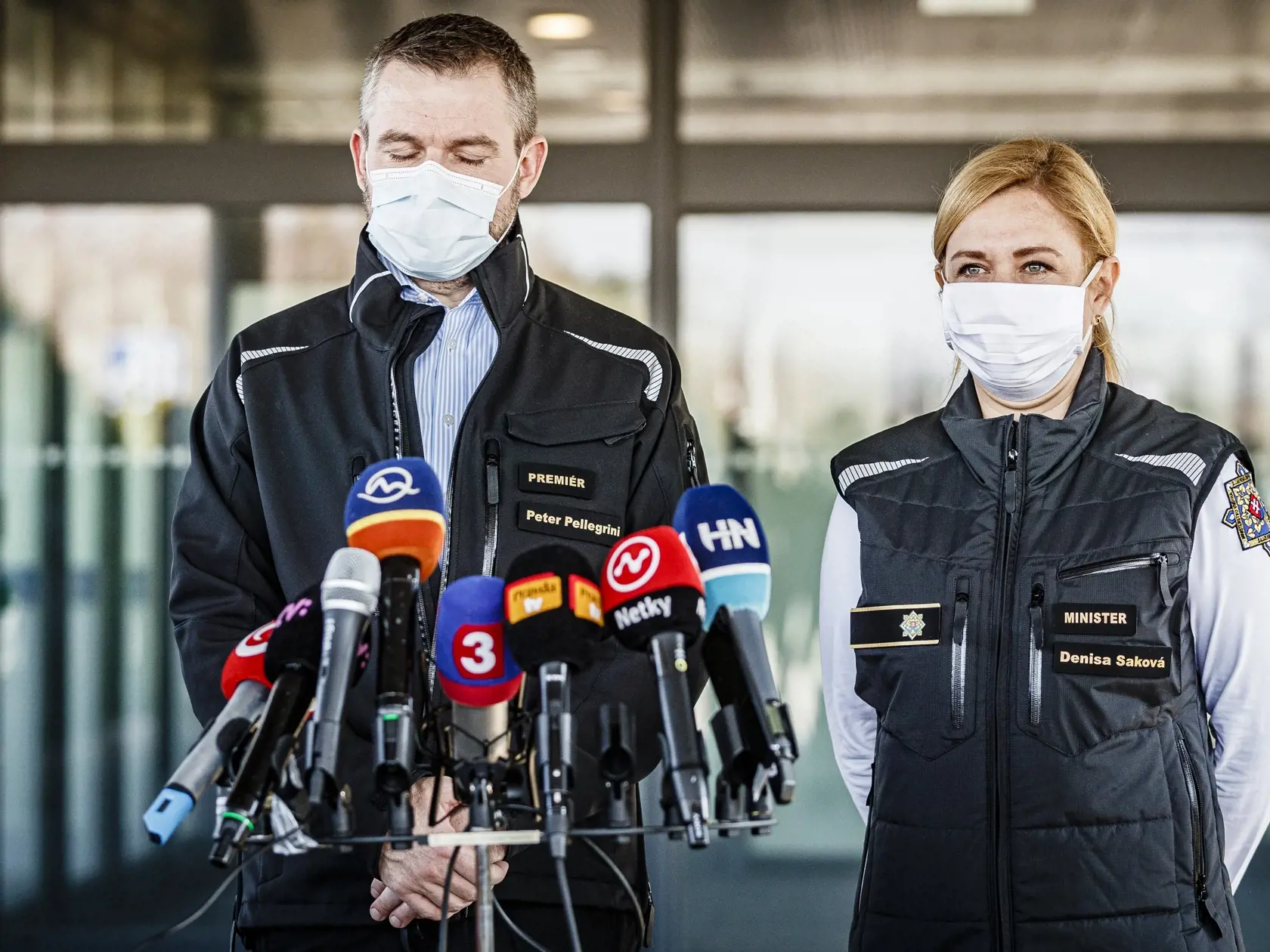 Na Letisku Milana Rasislava Štefánika v Bratislave pristálo lietadlo Letky Ministerstva vnútra Slovenskej republiky, špeciálne upravené na prevoz tovaru. Na palube priviezlo ochranné rúška a rýchlotesty na vírus Covid19 z Číny. Na snímke Peter Pellegrini a Denisa Saková počas brífingu po pristátí.