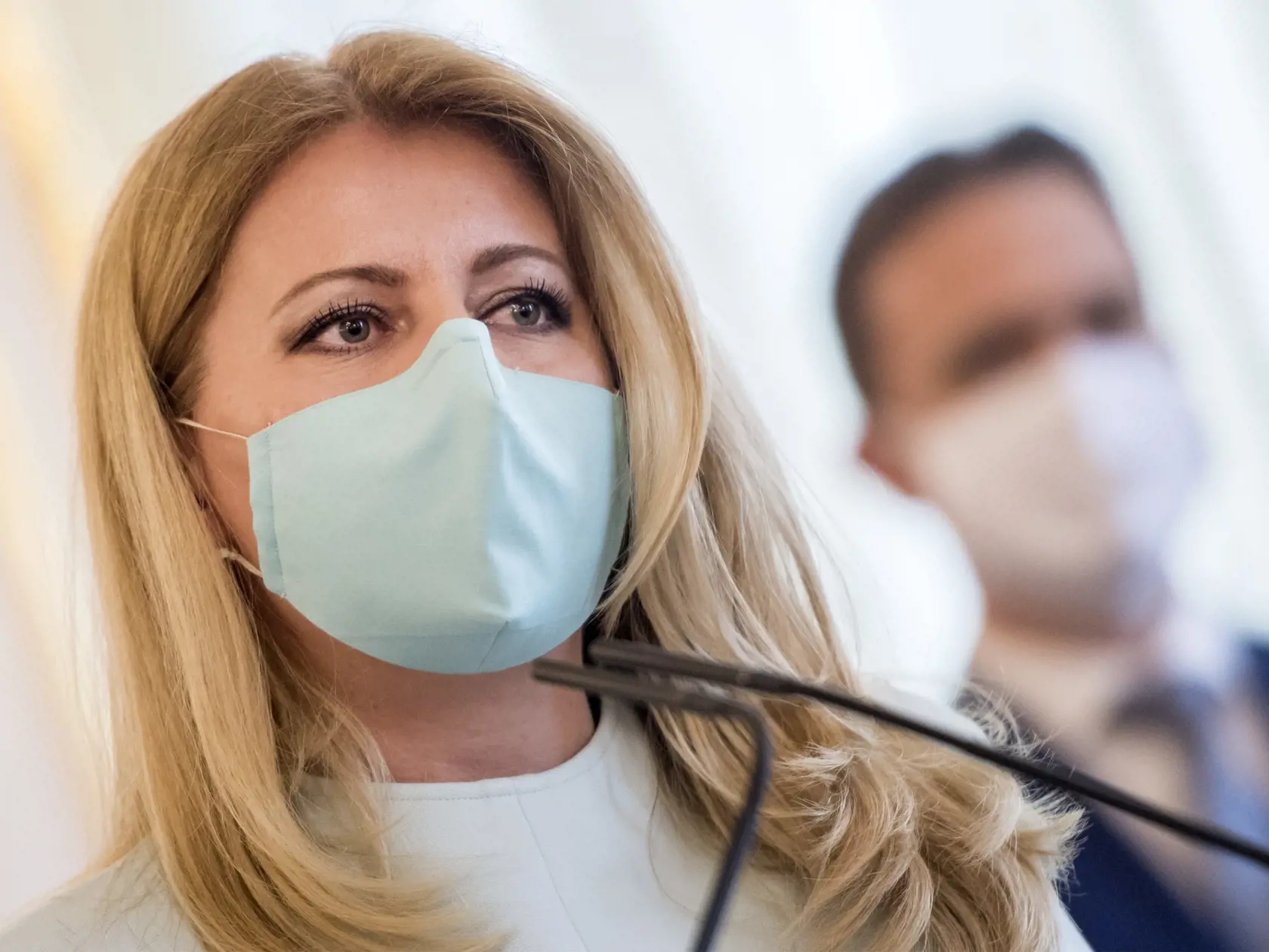 Prezidentka SR Zuzana Čaputová s ochranným rúškom počas tlačovej konferencie po stretnutí s odborníkmi na epidemiológiu a ekonomiku v Prezidentskom paláci v Bratislave v utorok 14. apríla 2020. Na stretnutí s hlavou štátu sa zúčastnili Andrea Kalavská, Zuzana Krištúfková, Ján Mikas, Martin Smatana, Ľudovít Ódor (vpravo), Ivan Šramko, Štefan Kišš a Lívia Vašáková. FOTO TASR - Martin Baumann




