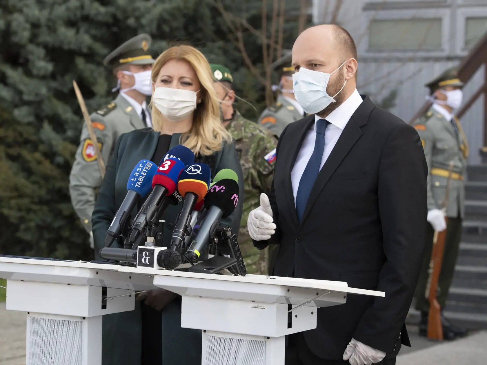 Na snímke vľavo hlavná veliteľka Ozbrojených síl SR Zuzana Čaputová a vpravo minister obrany SR Jaroslav Naď počas vyhlásenia po spoločnom stretnutí  27. marca 2020 v Bratislave. FOTO TASR - Pavel Neubauer


