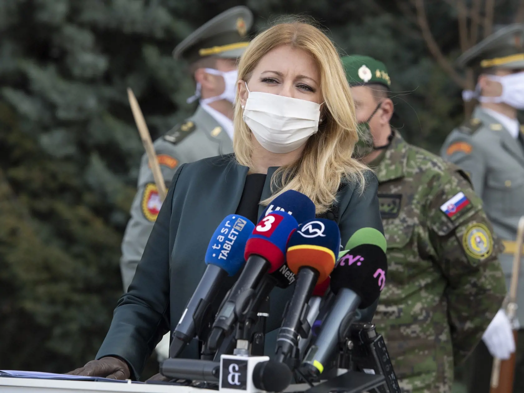 Na snímke hlavná veliteľka Ozbrojených síl SR Zuzana Čaputová počas vyhlásenia po stretnutí s ministrom obrany SR Jaroslavom Naďom 27. marca 2020 v Bratislave. FOTO TASR - Pavel Neubauer

