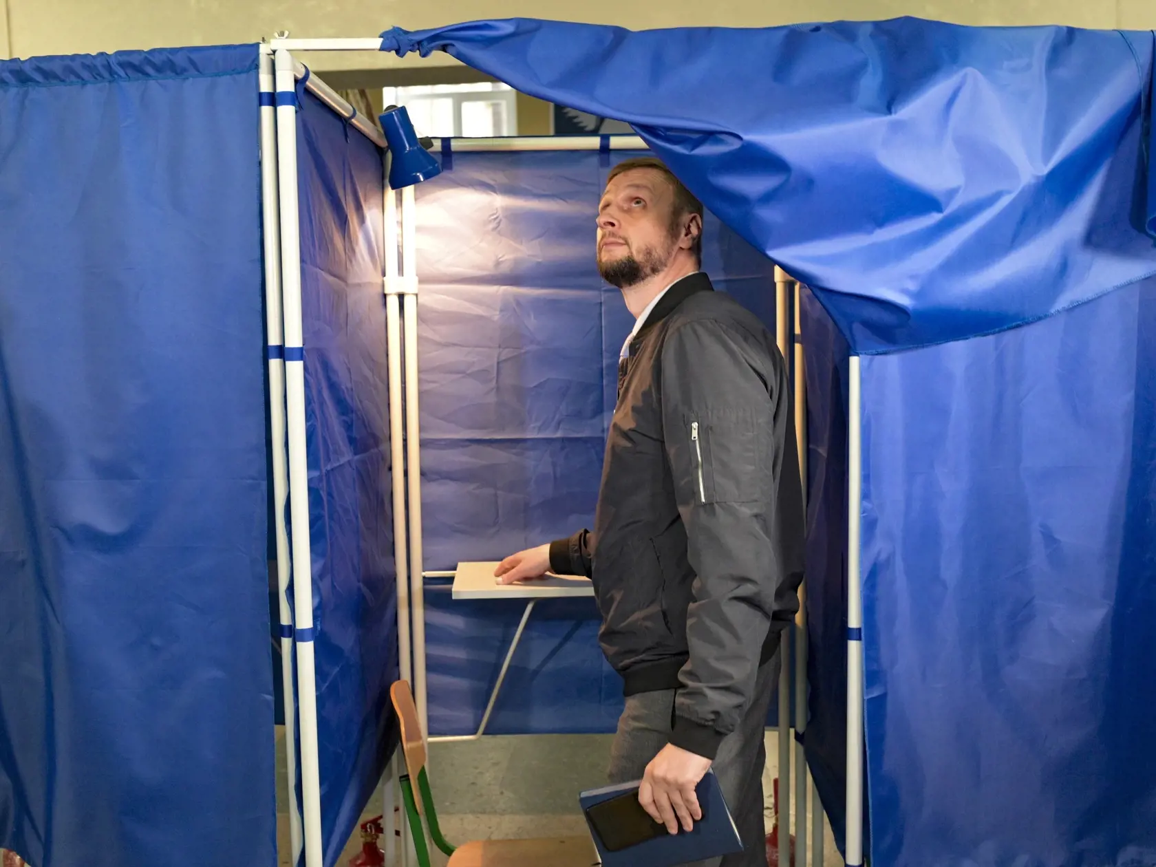 JB 35 Doneck - Šéf centrálnej volebnej komisie Doneckej ľudovej republiky Vladimir Vysockij skúma volebnú miestnosť pred referendom v Donecku, v oblasti kontrolovanej ruskými separatistickými silami na východe Ukrajiny 22. septembra 2022. Doneck je jedným zo štyroch regiónov, kde Rusko v piatok 23. septembra plánuje uskutočniť referendá. FOTO TASR/AP


Head of the Central Election Commission of the Donetsk People's Republic, controlled by Russia-backed separatists, Vladimir Vysotsky, inspects th