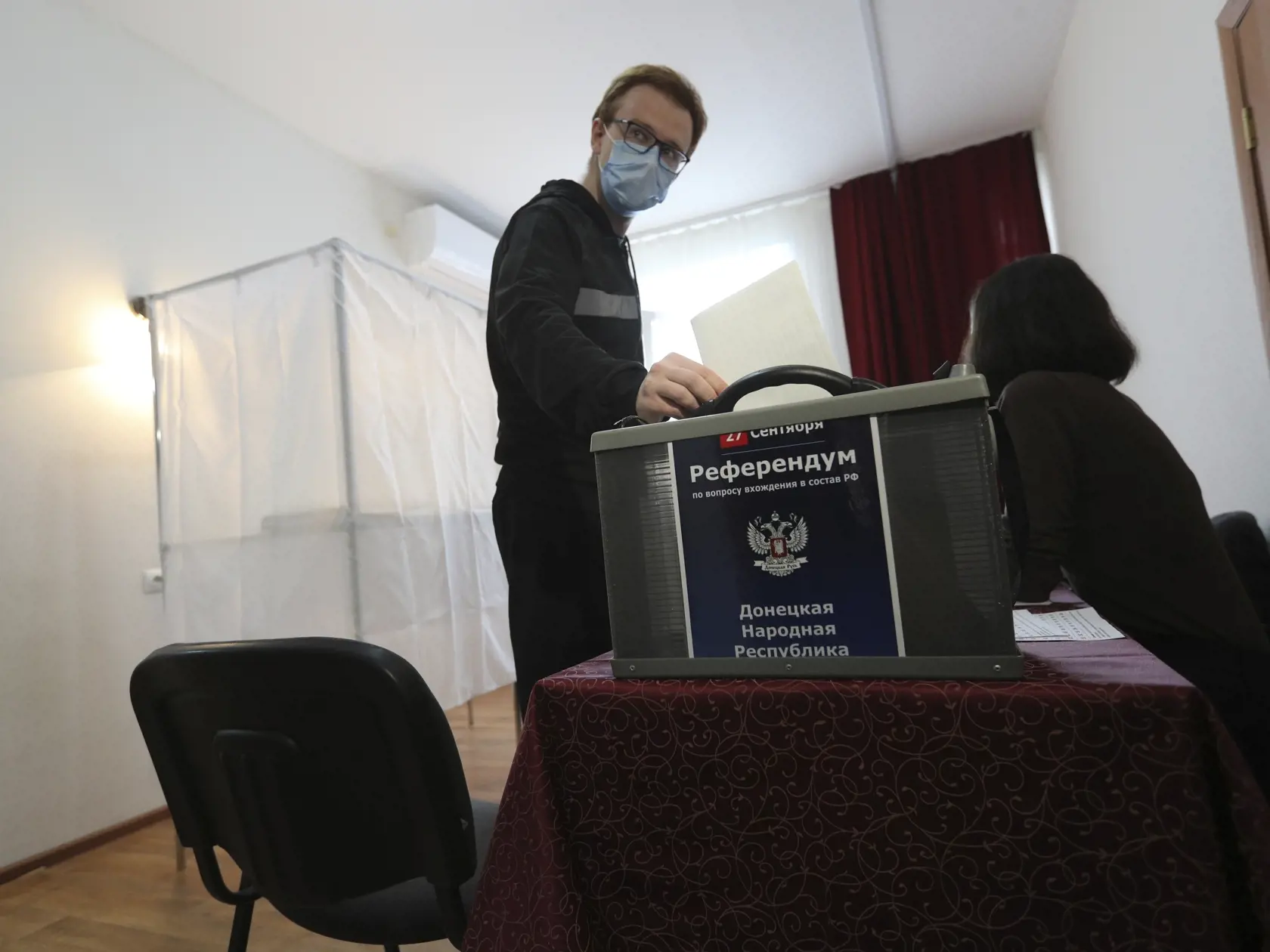 WA 33 Volgograd - Muž z Luhanskej oblasti, územia kontrolovaného proruskou separatistickou vládou, ktorý však žije v Rusku, volí počas referenda o pripojení samozvanej Luhanskej republiky k Rusku vo volebnej miestnosti zriadenej v dočasnom ubytovaní vo Volgograde v piatok 23. septembra 2022. V štyroch regiónoch, ktoré na Ukrajine okupujú ruské sily, sa v piatok o 7.00 h SELČ začali referendá o ich pripojení k Rusku, informuje agentúra AFP. Prebiehať budú päť dní až do utorka 27. septembra. Konaj
