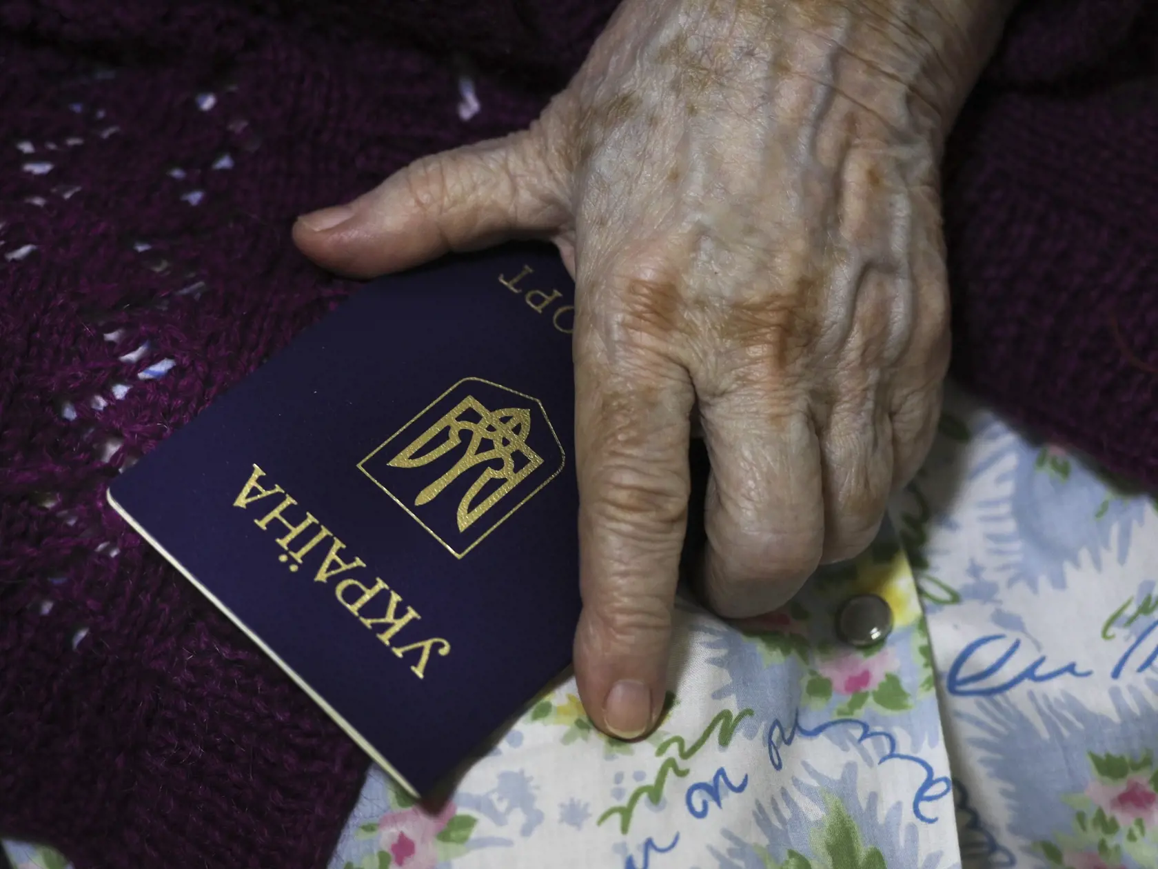 WA 31 Volgograd - Ľudia z Luhanskej oblasti, územia kontrolovaného proruskou separatistickou vládou, ktorí však žijú v Rusku, drží svoj ukrajinský pas počas  referenda o pripojení samozvanej Luhanskej republiky k Rusku vo volebnej miestnosti zriadenej v dočasnom ubytovaní vo Volgograde v piatok 23. septembra 2022. V štyroch regiónoch, ktoré na Ukrajine okupujú ruské sily, sa v piatok o 7.00 h SELČ začali referendá o ich pripojení k Rusku, informuje agentúra AFP. Prebiehať budú päť dní až do utor