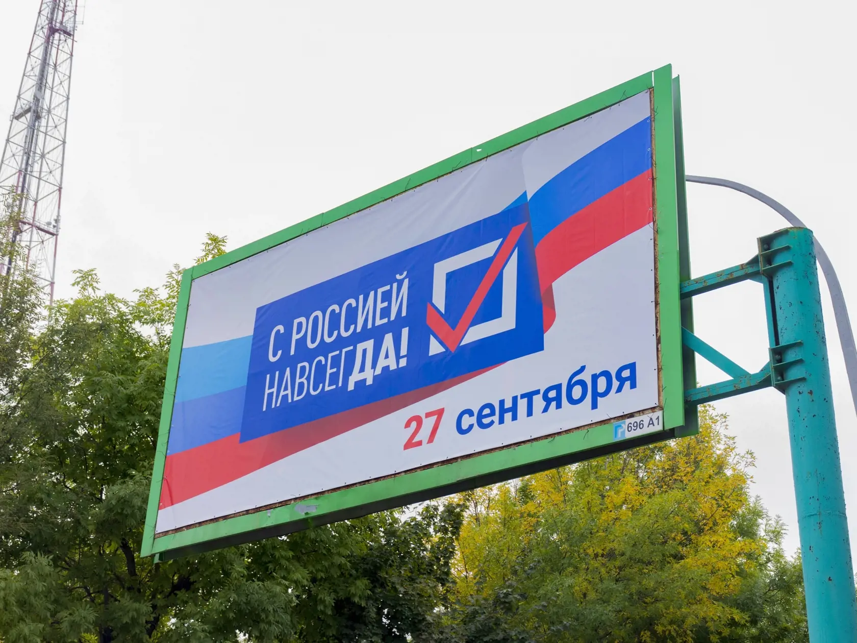 WA 13 Luhansk - Na snímke bilbord s nápisom "S Ruskom navždy, 27. september" pred referendom o pripojení štyroch ukrajinských regiónov k Rusku v Luhansku na východe Ukrajiny vo štvrtok 22. septembra 2022. V štyroch regiónoch, ktoré na Ukrajine okupujú ruské sily, sa v piatok 23. septembra o 7.00 h SELČ začali referendá o ich pripojení k Rusku, informuje agentúra AFP. Prebiehať budú päť dní až do utorka 27. septembra. Konajú sa v samozvaných republikách na východe Ukrajiny – Doneckej a Luhanskej 