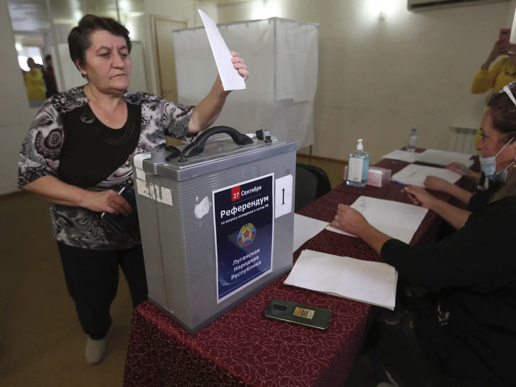 WA 32 Volgograd - Žena z Luhanskej oblasti, územia kontrolovaného proruskou separatistickou vládou, ktorá však žije v Rusku, volí počas referenda o pripojení samozvanej Luhanskej republiky k Rusku vo volebnej miestnosti zriadenej v dočasnom ubytovaní vo Volgograde v piatok 23. septembra 2022. V štyroch regiónoch, ktoré na Ukrajine okupujú ruské sily, sa v piatok o 7.00 h SELČ začali referendá o ich pripojení k Rusku, informuje agentúra AFP. Prebiehať budú päť dní až do utorka 27. septembra. Kona