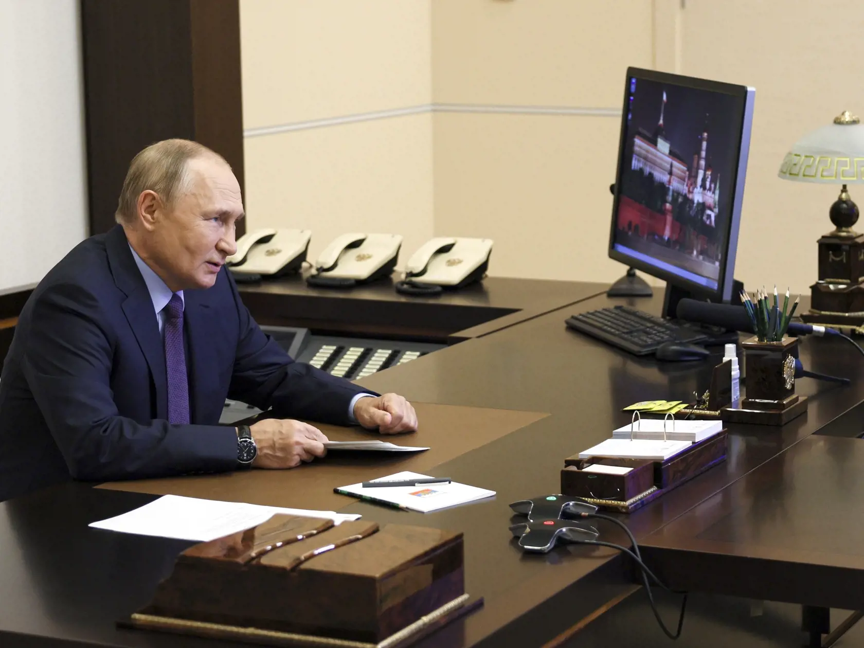 WA 75 Moskva - Ruský prezident Vladimir Putin vedie videokonferenciu o ekonomických otázkach zo svojej rezidencie Novo-Ogaryovo pri Moskve v pondelok 19. septembra 2022. FOTO TASR/AP

Russian President Vladimir Putin chairs a meeting on economic issues via videoconference at the Novo-Ogaryovo residence outside Moscow, Russia, Monday, Sept. 19, 2022. (Gavriil Grigorov, Sputnik, Kremlin Pool Photo via AP)