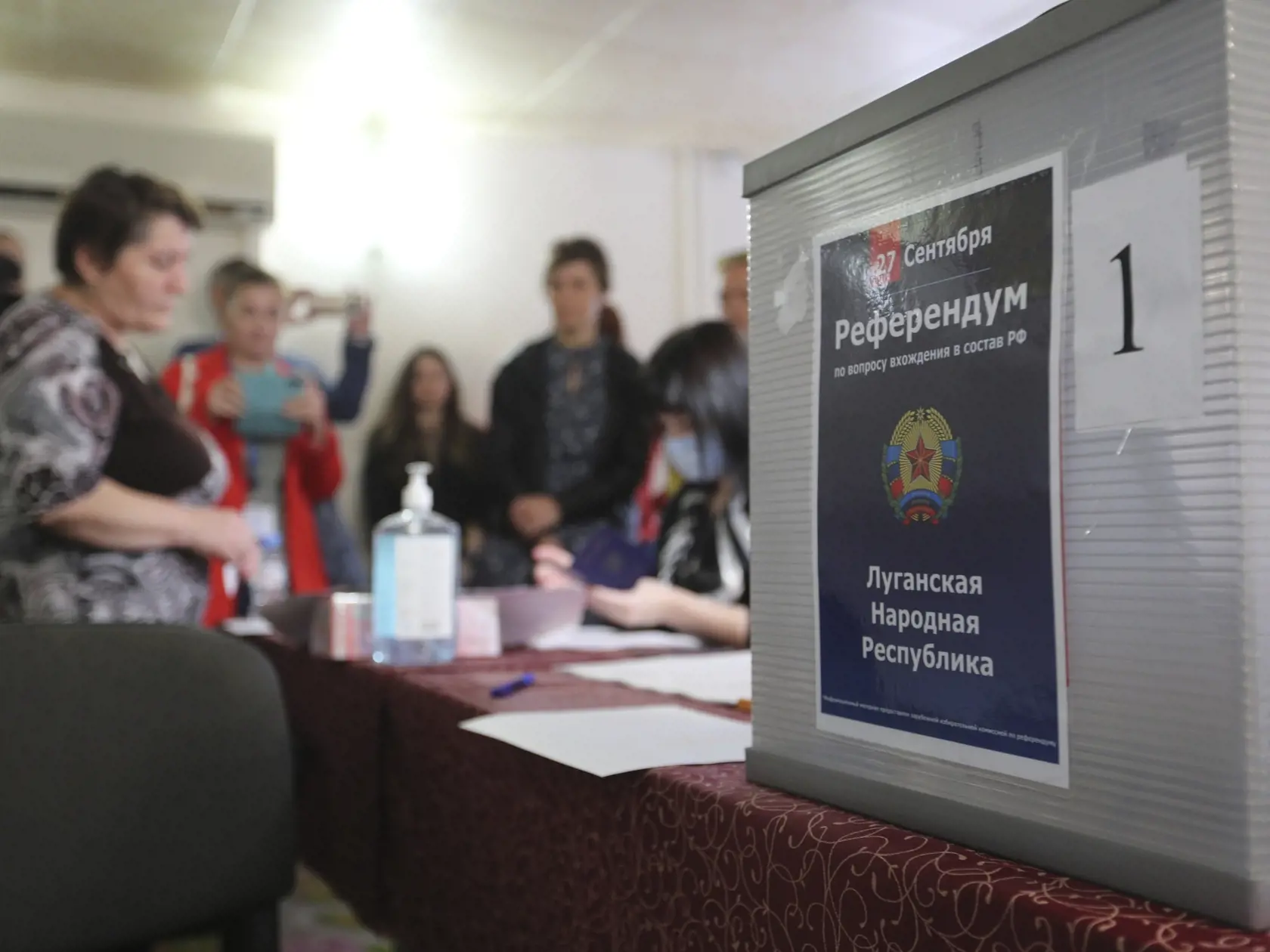 WA 29 Volgograd - Ľudia z Luhanskej oblasti, územia kontrolovaného proruskou separatistickou vládou, ktorí však žijú v Rusku, stoja v rade na referendum o pripojení samozvanej Luhanskej republiky k Rusku vo volebnej miestnosti zriadenej v dočasnom ubytovaní vo Volgograde v piatok 23. septembra 2022. V štyroch regiónoch, ktoré na Ukrajine okupujú ruské sily, sa v piatok o 7.00 h SELČ začali referendá o ich pripojení k Rusku, informuje agentúra AFP. Prebiehať budú päť dní až do utorka 27. septembr