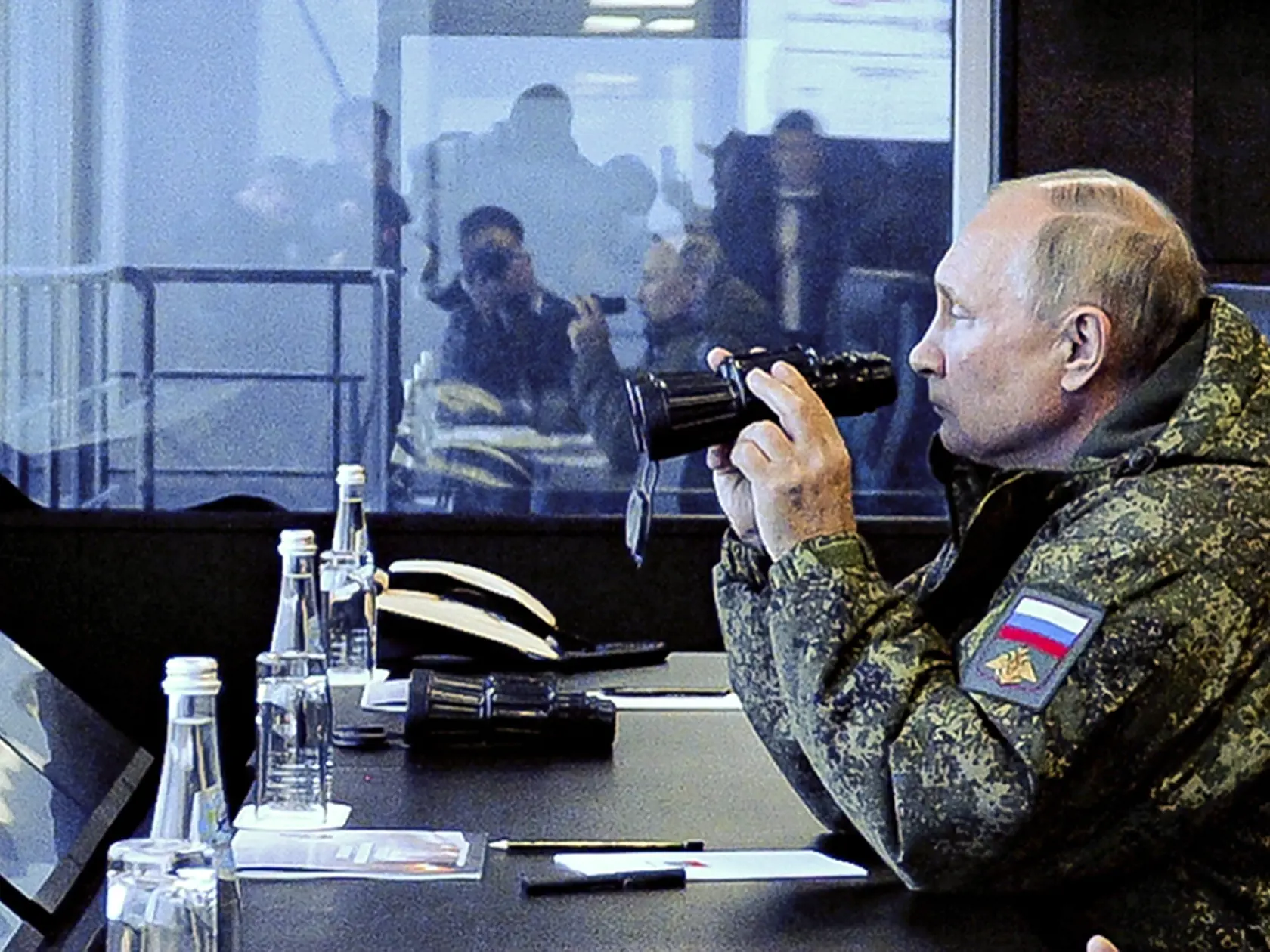 EBE 26 Vladivostok - Ruský prezident Vladimir Putin sleduje vojenské cvičenie Vostok 2022 (Východ 2022) na ďalekom východe Ruska pri Vladivostoku v utorok 6. septembra 2022. Týždňové cvičenie, ktoré sa začalo vo štvrtok, má ukázať rastúce obranné väzby medzi Ruskom a Čínou. demonštrovať, že Moskva má dostatok jednotiek a vybavenia na uskutočnenie rozsiahlych cvičení, aj keď sú jej jednotky zapojené do vojenských akcií na Ukrajine. FOTO TASR/AP

Russian President Vladimir Putin watches the Vostok