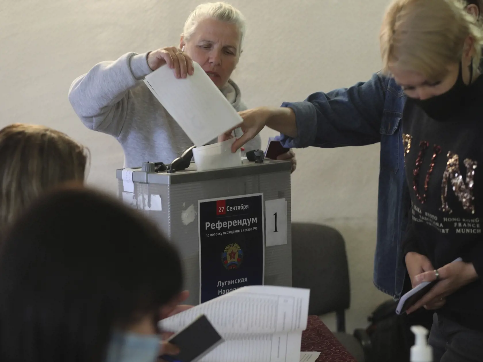 WA 30 Volgograd - Ľudia z Luhanskej oblasti, územia kontrolovaného proruskou separatistickou vládou, ktorí však žijú v Rusku, volia v referende o pripojení samozvanej Luhanskej republiky k Rusku vo volebnej miestnosti zriadenej v dočasnom ubytovaní vo Volgograde v piatok 23. septembra 2022. V štyroch regiónoch, ktoré na Ukrajine okupujú ruské sily, sa v piatok o 7.00 h SELČ začali referendá o ich pripojení k Rusku, informuje agentúra AFP. Prebiehať budú päť dní až do utorka 27. septembra. Konajú