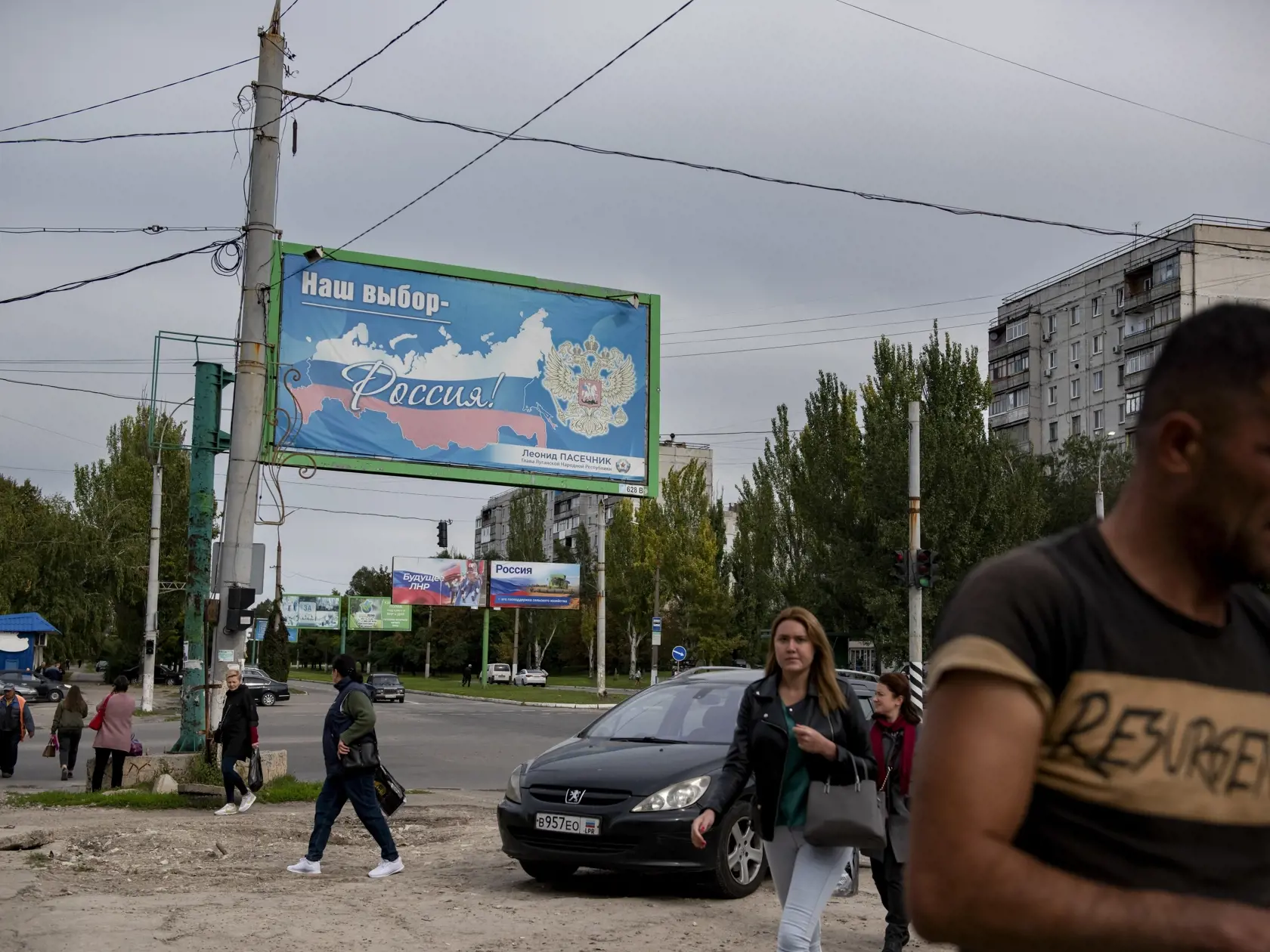 WA 6 Luhansk - Ľudia kráčajú okolo bilbordu s nápisom "Naša voľba - Rusko" pred referendami o pripojení štyroch ukrajinských regiónov k Rusku v Luhansku na východe Ukrajiny vo štvrtok 22. septembra 2022. V samozvaných republikách na východe Ukrajiny – Doneckej a Luhanskej, ako aj v Ruskom okupovaných častiach Chersonskej oblasti na juhu a Záporožskej oblasti na juhovýchode Ukrajiny, sa majú konať  v termíne od 23. do 27. septembra "referendá" o ich pripojení k Rusku. FOTO TASR/AP  


People walk