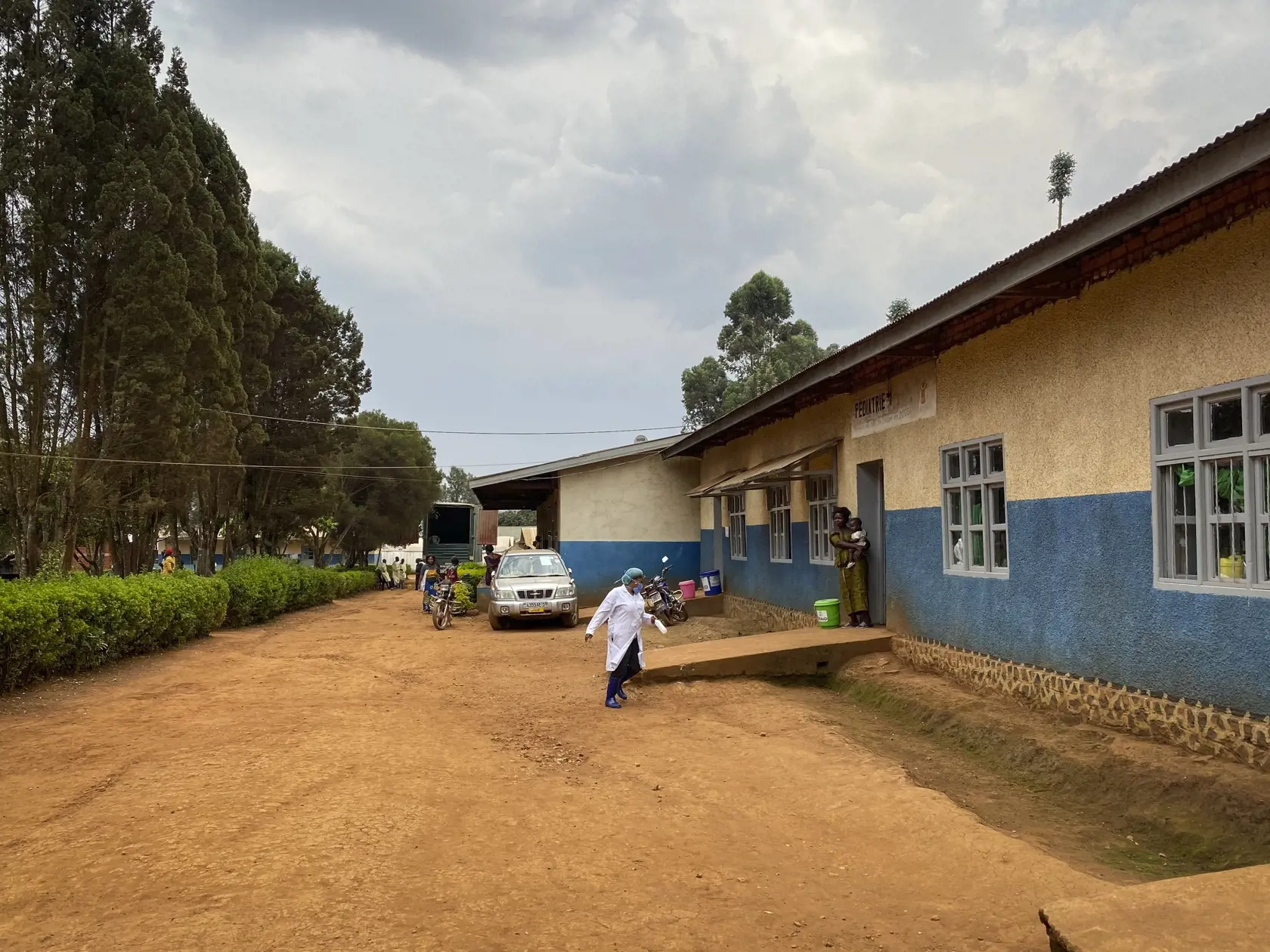 KK45 Butembo - Na snímke zdravotníčka kráča v areáli nemocnice Matanda, v ktorej zomrela žena na nákazu vírusom ebola vo štvrtok 11. februára 2021 v meste Butembo, v provincii Severné Kivu v Konžskej demokratickej republike (KDR). V provincii Severné Kivu v Konžskej demokratickej republike (KDR) zaznamenali už druhý prípad vírusového ochorenia ebola. Prvou obeťou bola miestna roľníčka, ktorá zomrela 3. februára. Druhou obeťou je 60-ročná žena, ktorá zomrela v stredu. FOTO TASR/AP
A medical worke