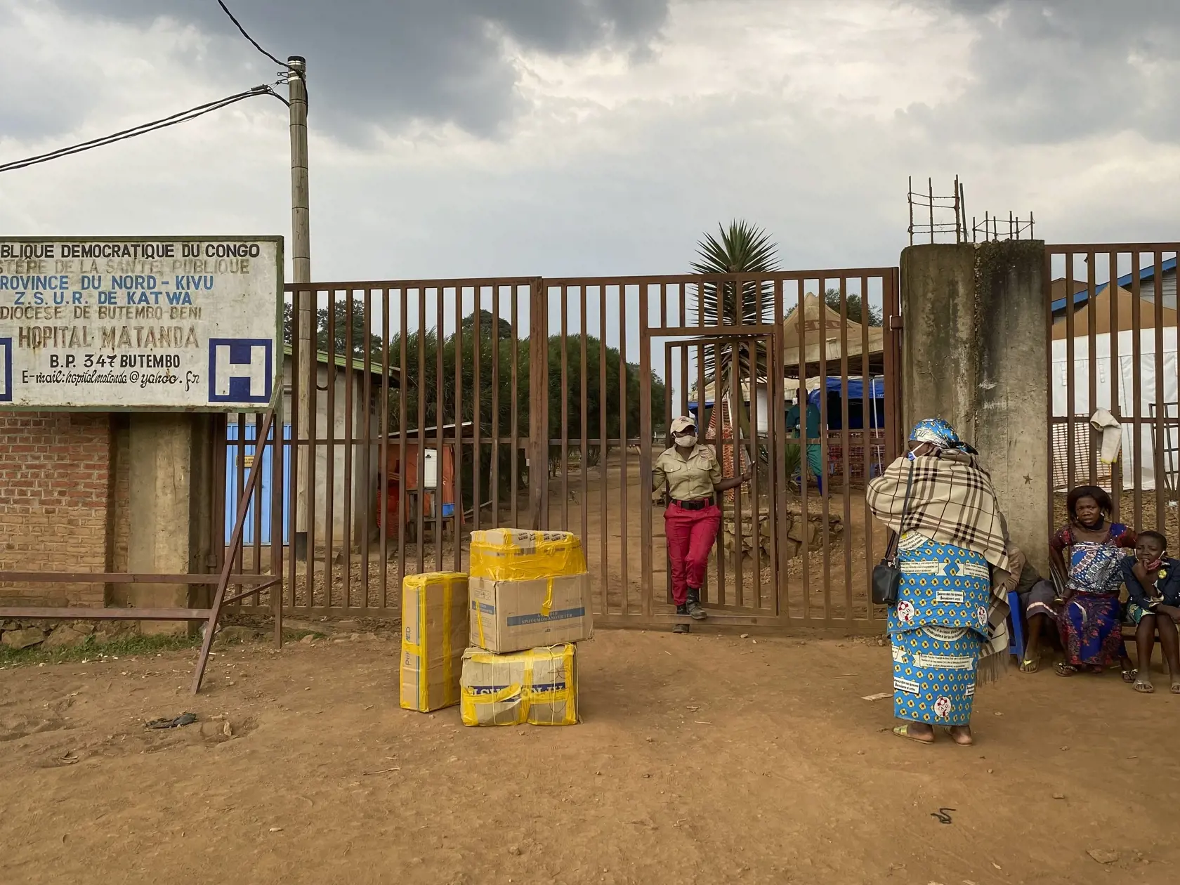 KK44 Butembo - Na snímke vstup do nemocnice Matanda, v ktorej zomrela žena na nákazu vírusom ebola vo štvrtok 11. februára 2021 v meste Butembo, v provincii Severné Kivu v Konžskej demokratickej republike (KDR). V provincii Severné Kivu v Konžskej demokratickej republike (KDR) zaznamenali už druhý prípad vírusového ochorenia ebola. Prvou obeťou bola miestna roľníčka, ktorá zomrela 3. februára. Druhou obeťou je 60-ročná žena, ktorá zomrela v stredu. FOTO TASR/AP
The gates of the Matanda Hospital 