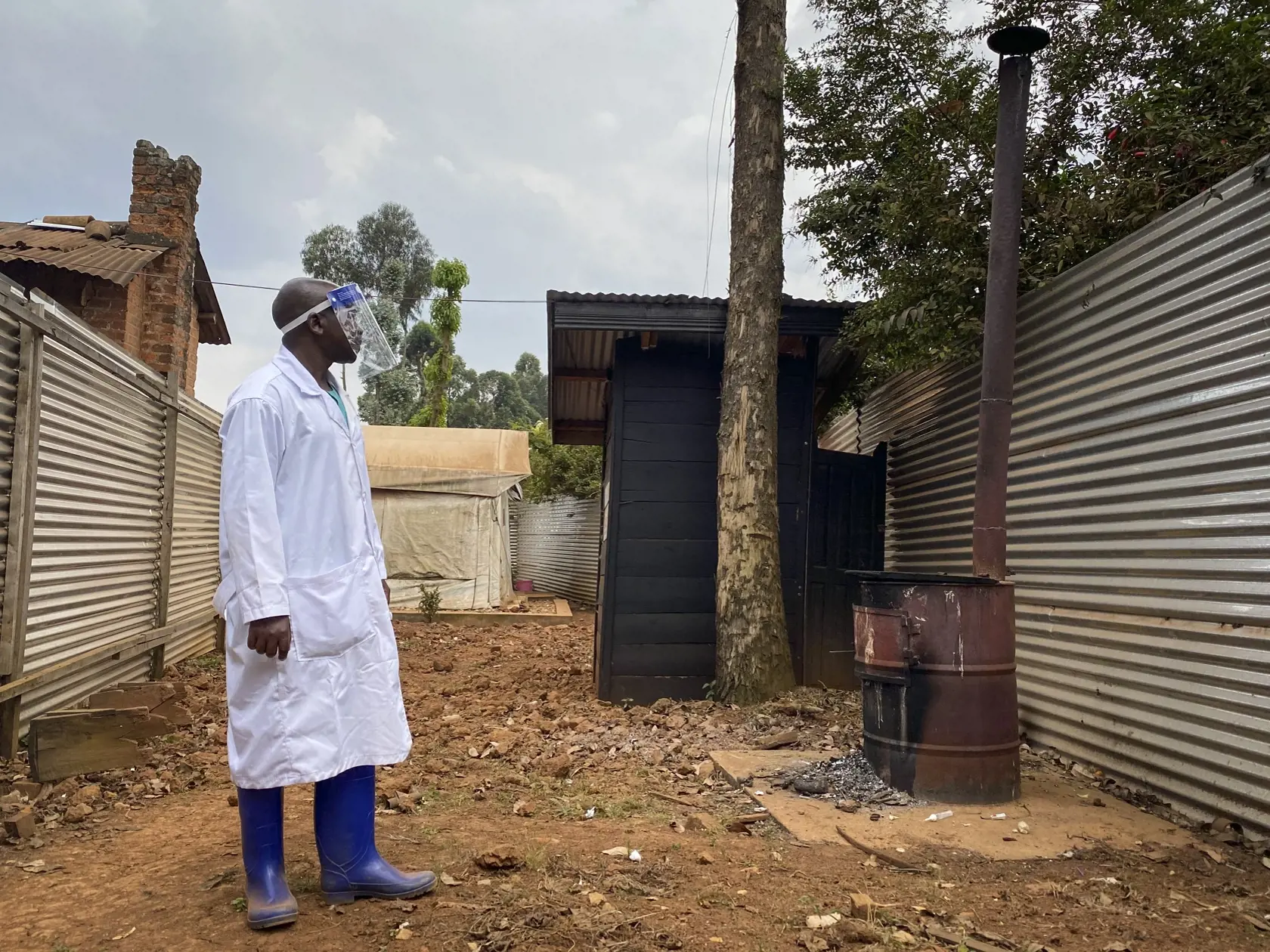KK43 Butembo - Na snímke zdravotník kontroluje karanténny priestor nemocnice Matanda, v ktorej zomrela žena na nákazu vírusom ebola vo štvrtok 11. februára 2021 v meste Butembo, v provincii Severné Kivu v Konžskej demokratickej republike (KDR). V provincii Severné Kivu v Konžskej demokratickej republike (KDR) zaznamenali už druhý prípad vírusového ochorenia ebola. Prvou obeťou bola miestna roľníčka, ktorá zomrela 3. februára. Druhou obeťou je 60-ročná žena, ktorá zomrela v stredu. FOTO TASR/AP
A