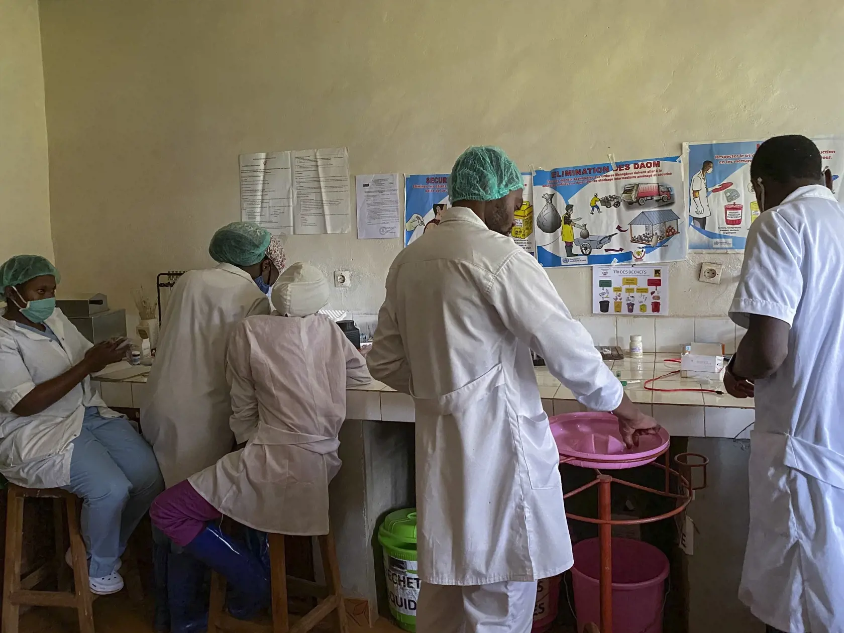 KK46 Butembo - Na snímke zdravotníci pripravujú lieky v nemocnici Matanda, v ktorej zomrela žena na nákazu vírusom ebola vo štvrtok 11. februára 2021 v meste Butembo, v provincii Severné Kivu v Konžskej demokratickej republike (KDR). V provincii Severné Kivu v Konžskej demokratickej republike (KDR) zaznamenali už druhý prípad vírusového ochorenia ebola. Prvou obeťou bola miestna roľníčka, ktorá zomrela 3. februára. Druhou obeťou je 60-ročná žena, ktorá zomrela v stredu. FOTO TASR/AP
Medical work