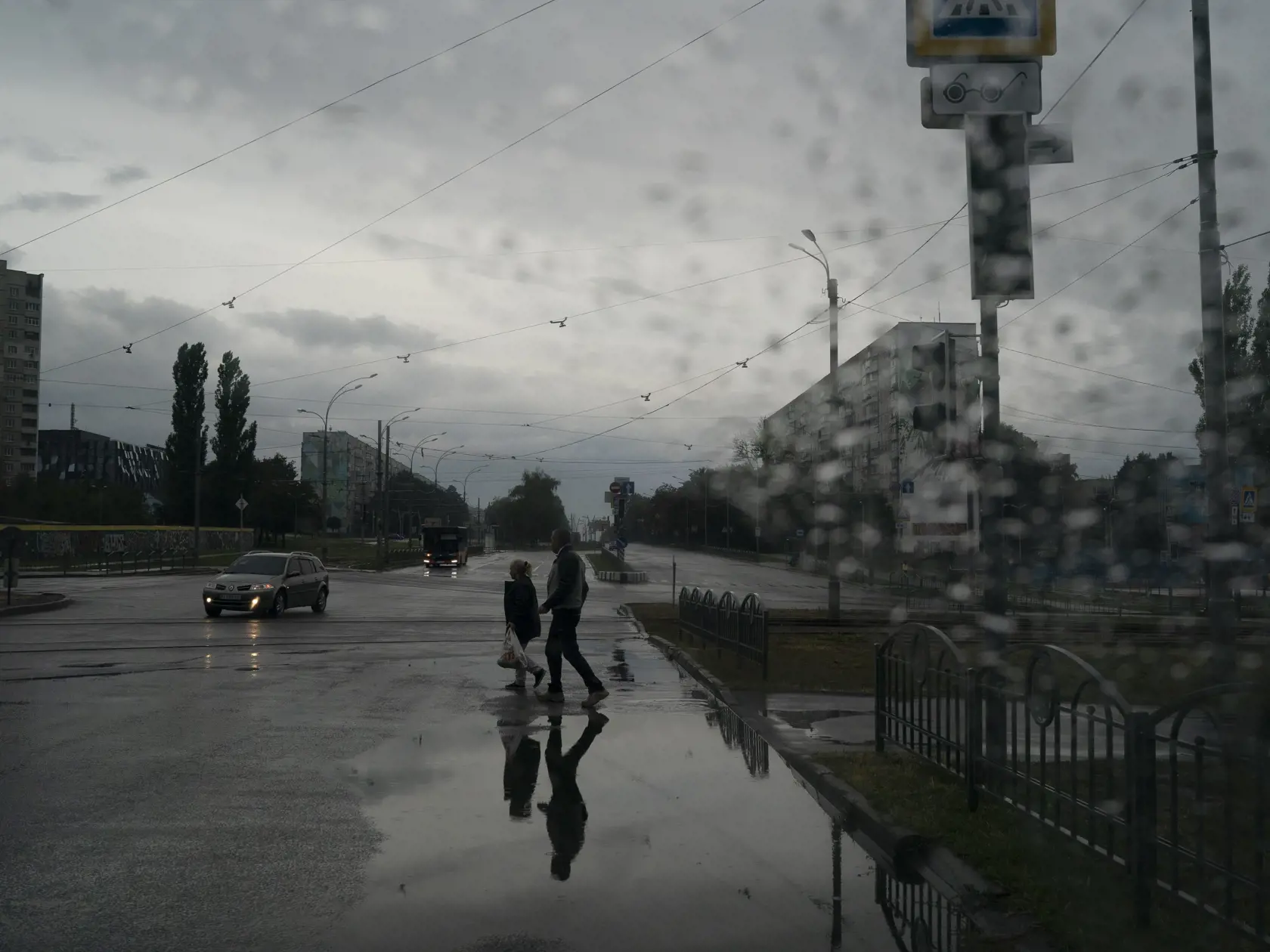 WA 12 Charkov - Ľudia kráčajú cez ulicu v štvrti Saltivka v meste Charkov počas 204. dňa ruskej invázie na Ukrajinu vo štvrtok 15. septembra 2022. FOTO TASR/AP

People cross a street in at Saltivka neighborhood in Kharkiv, Ukraine, Thursday, Sept. 15, 2022. (AP Photo/Leo Correa)