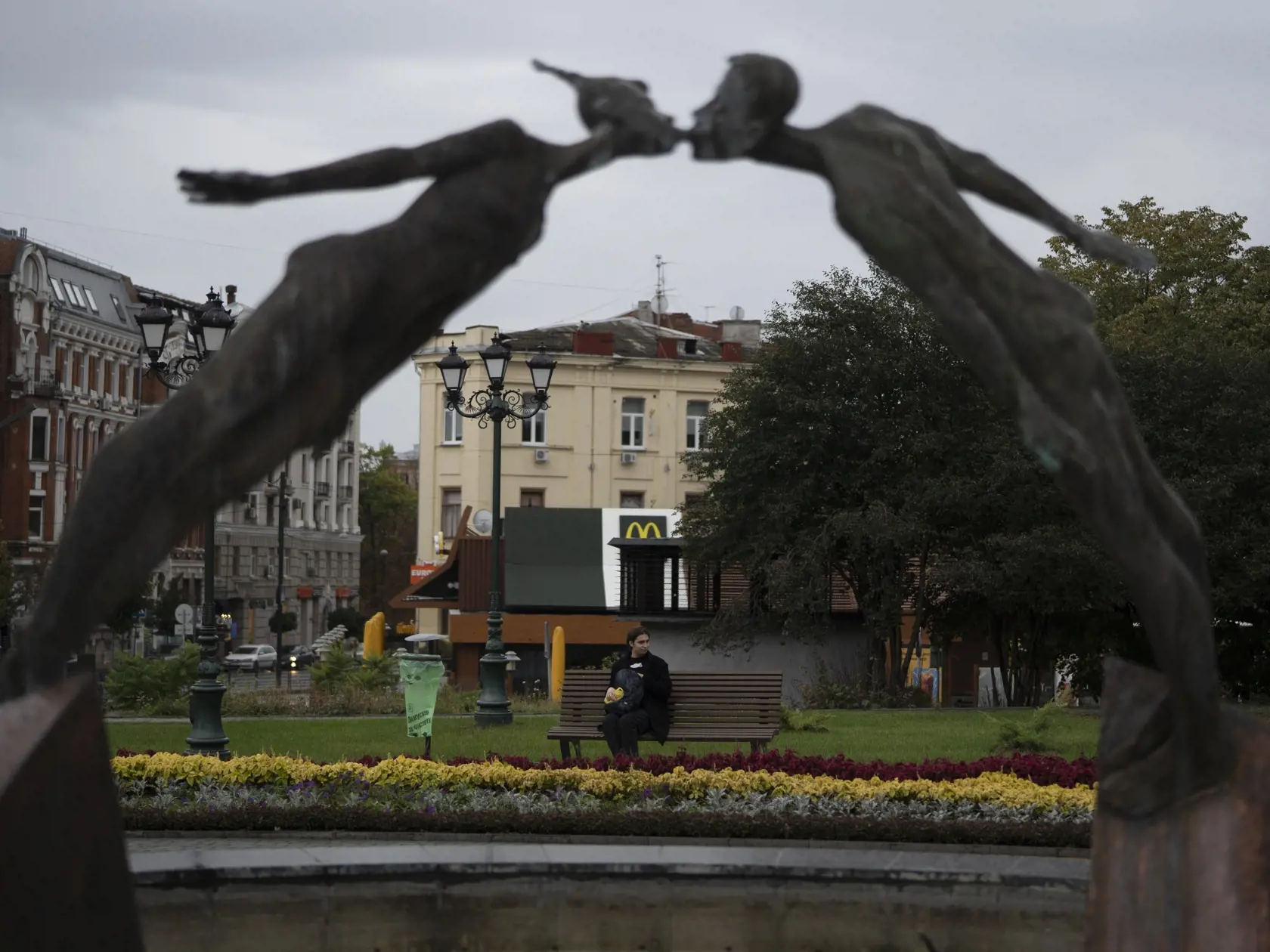 WA 14 Charkov - Muž sedí na lavičke pred súsoším bozkávajúcej sa dvojice, ktorý je známy ako pamätník milencov, na námestí v meste Charkov počas 209. dňa ruskej invázie na Ukrajinu v utorok 20. septembra 2022. FOTO TASR/AP

 A man sits on a bench in front of a sculpture of a couple kissing, known as a monument to the lovers, at a square in Kharkiv, Ukraine, Tuesday, Sept. 20, 2022. (AP Photo/Leo Correa)