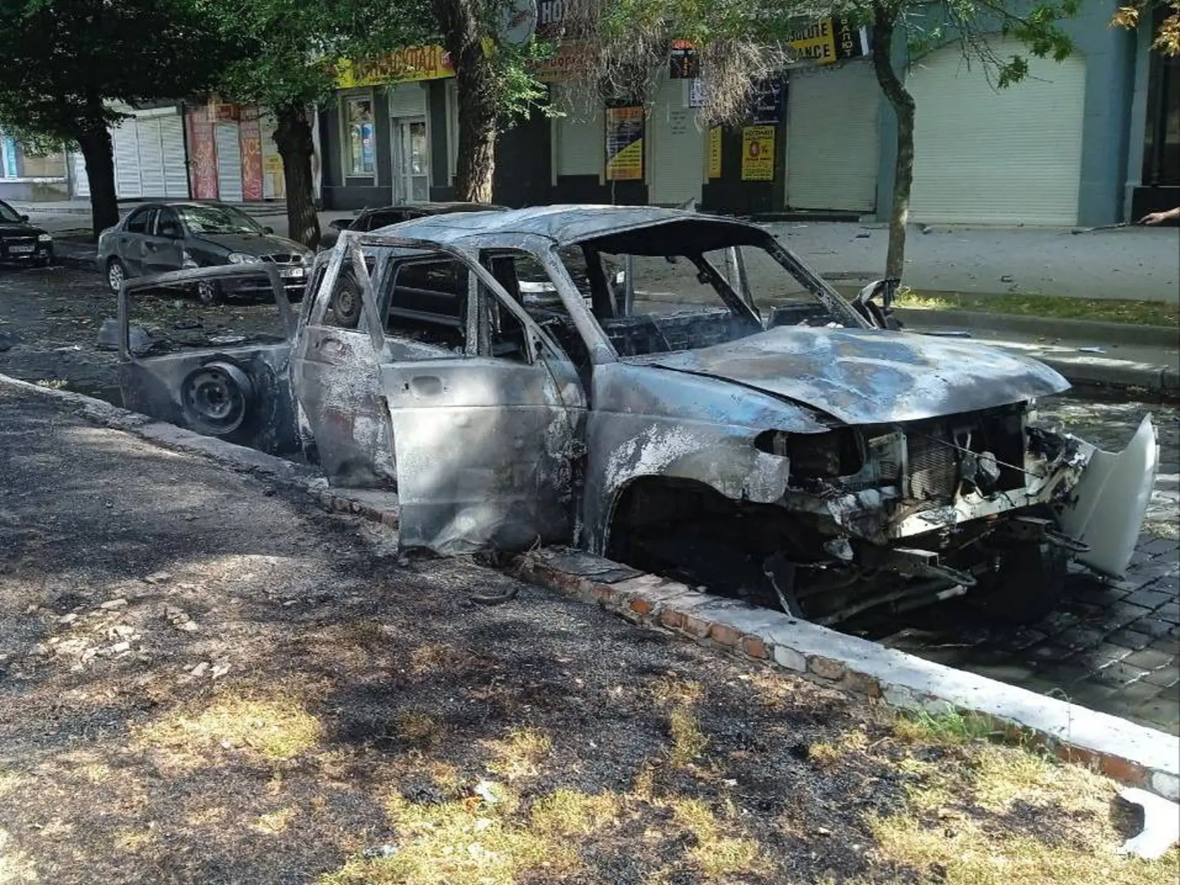 Podľa nich k incidentu došlo neďaleko radnice. Po výbuchu auta vypukla údajne asi hodinu trvajúca prestrelka, v ktorej boli použité aj automatické zbrane.