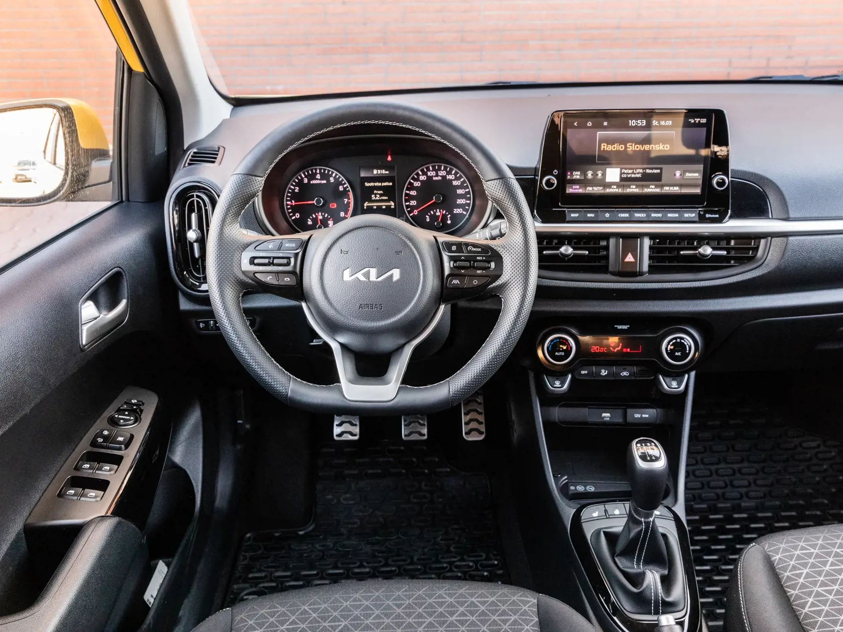 KIA PICANTO: Kožený volant s vyhrievaním sa ovláda rovnako príjemne a ľahko ako päťstupňová manuálna prevodovka.