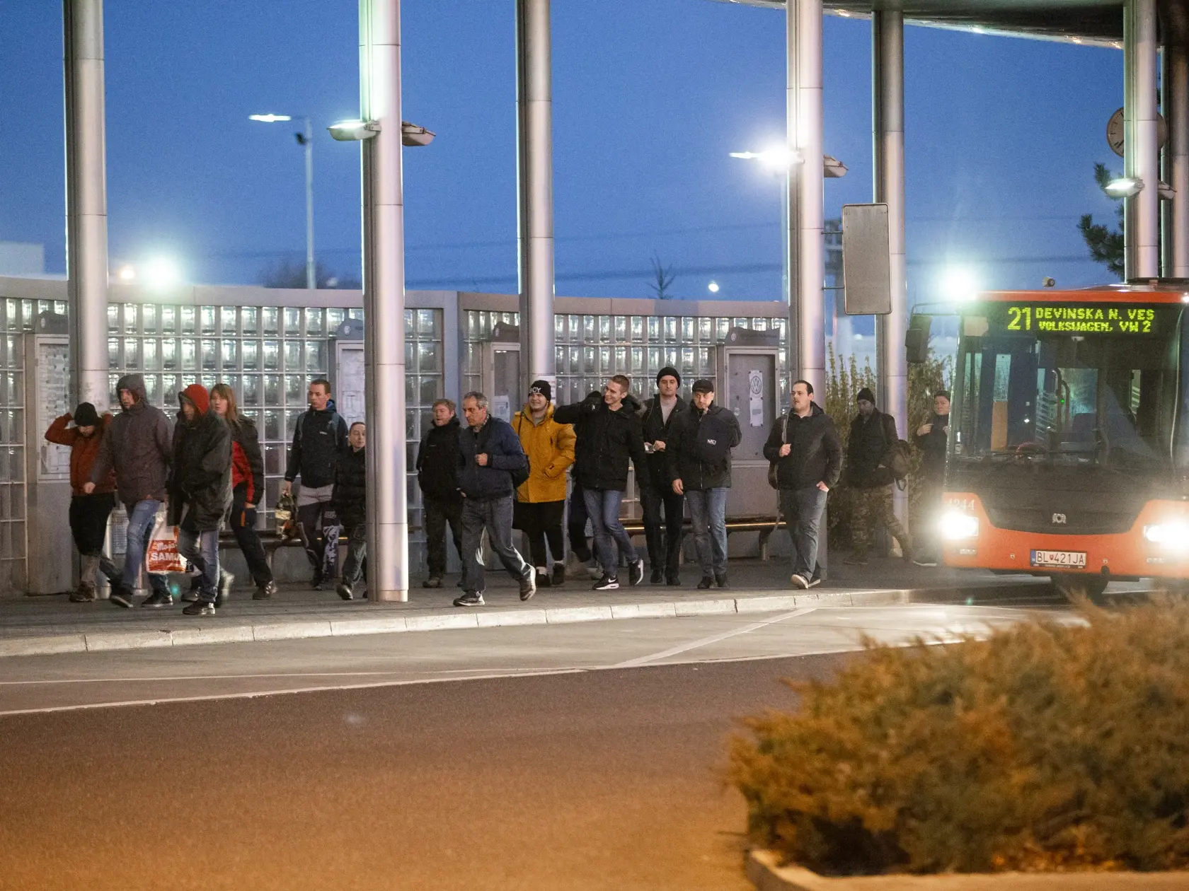Príplatky zamestnancov za nočné a víkendové zmeny sú zmrazené.